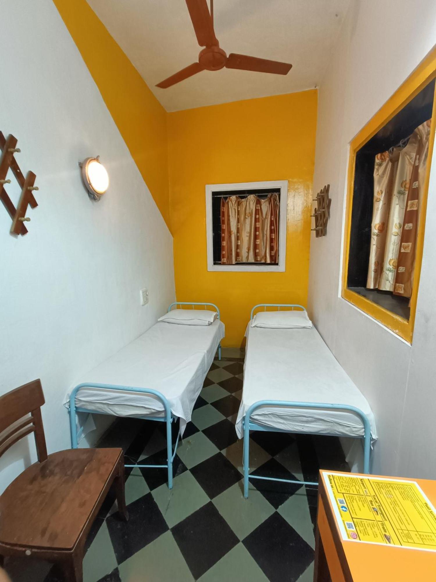 Hostel Vasantashram Cst Mumbai, Free Wifi With 1940s Retro Vibe