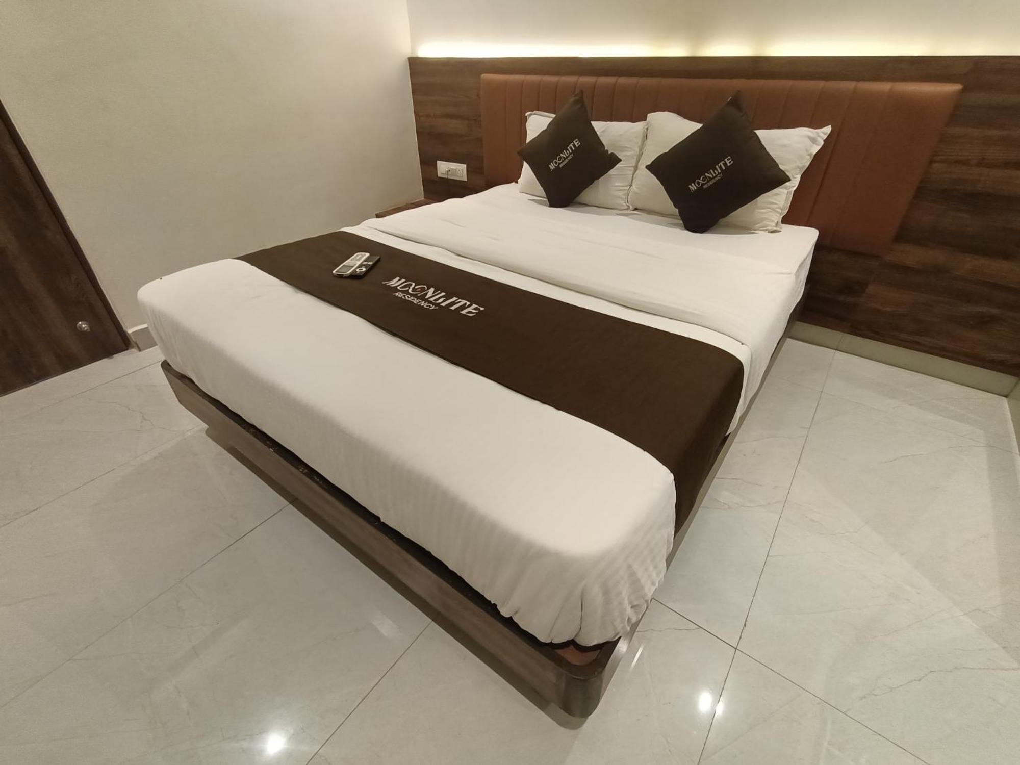 Moon Lite Residency - Marve Road Malad West Hotel