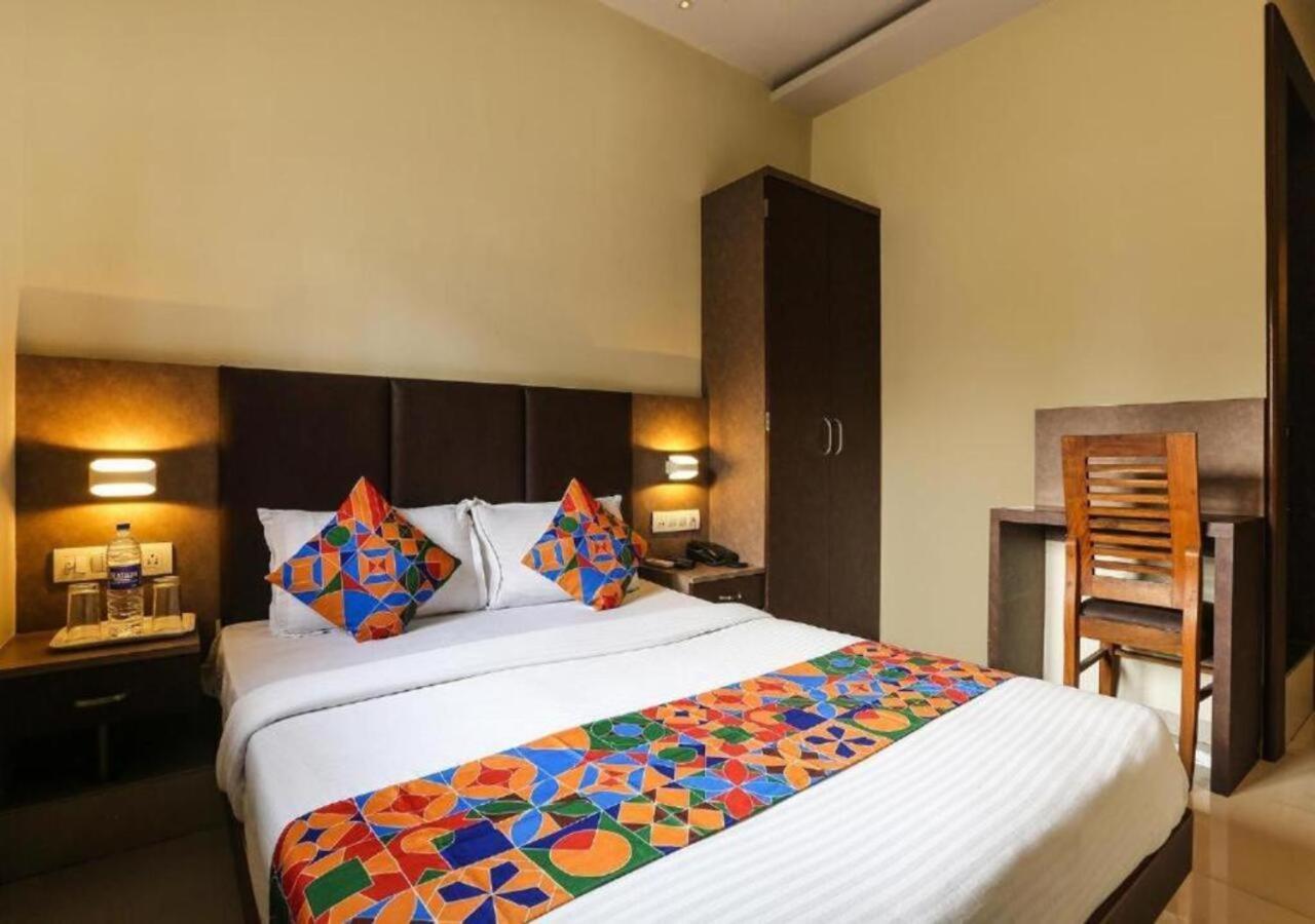 Guest house Glitz West - Nr International Airport T2 Mumbai