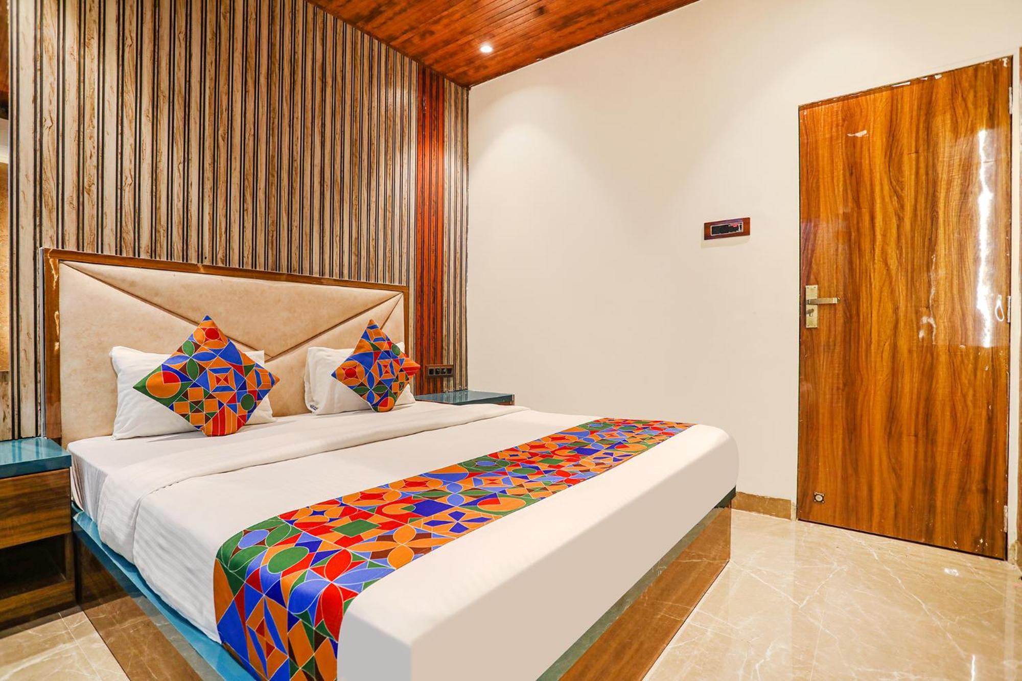 Fabexpress Versova Residency - Nr Kokilaben Hospital