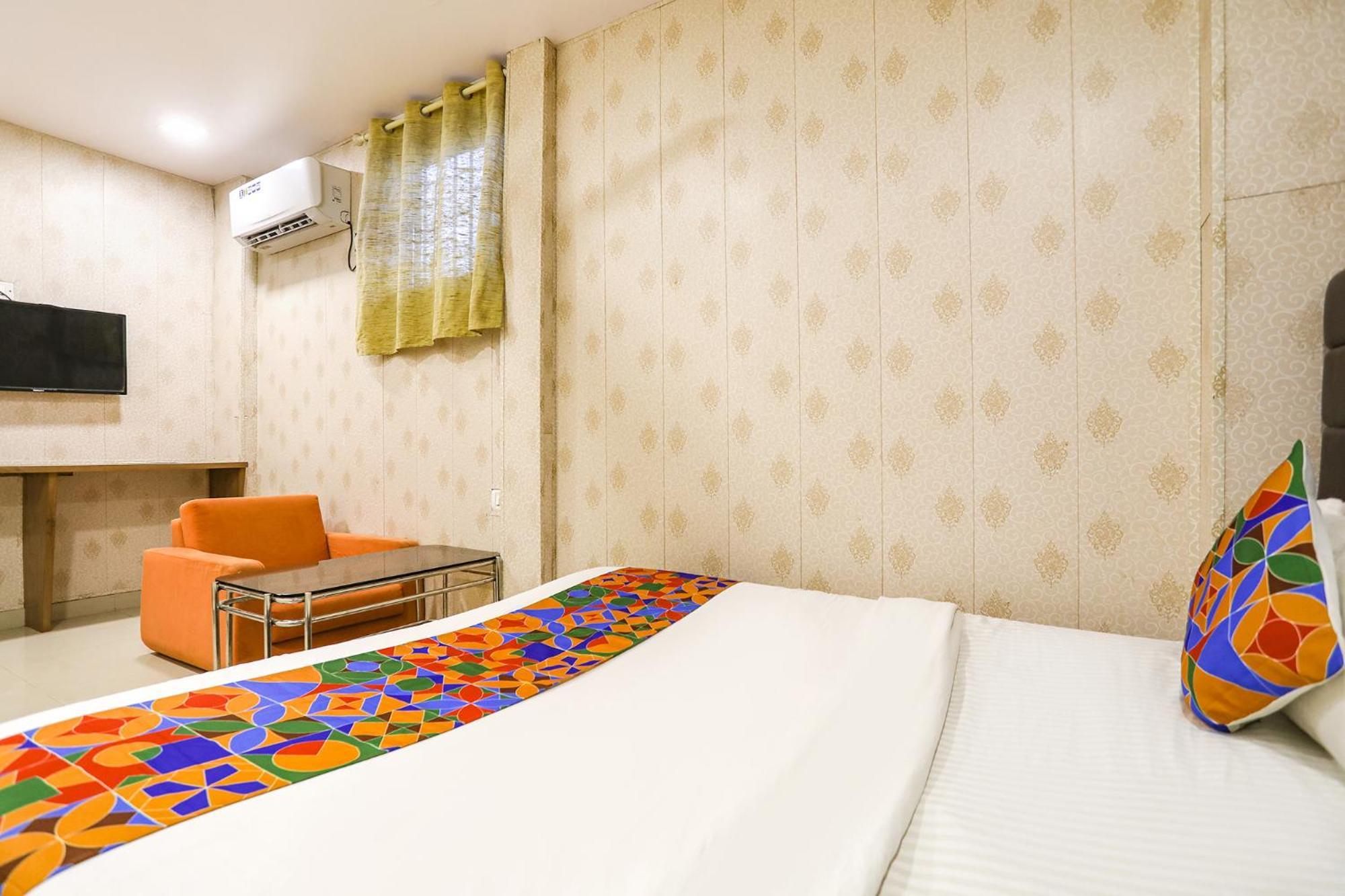 Fabexpress Aksa - Nr Kokilaben Hotel Mumbai