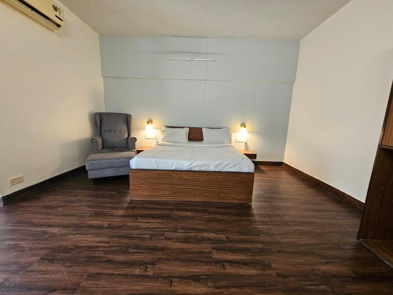 Country & By Turtle - Airport 4* Mumbai
