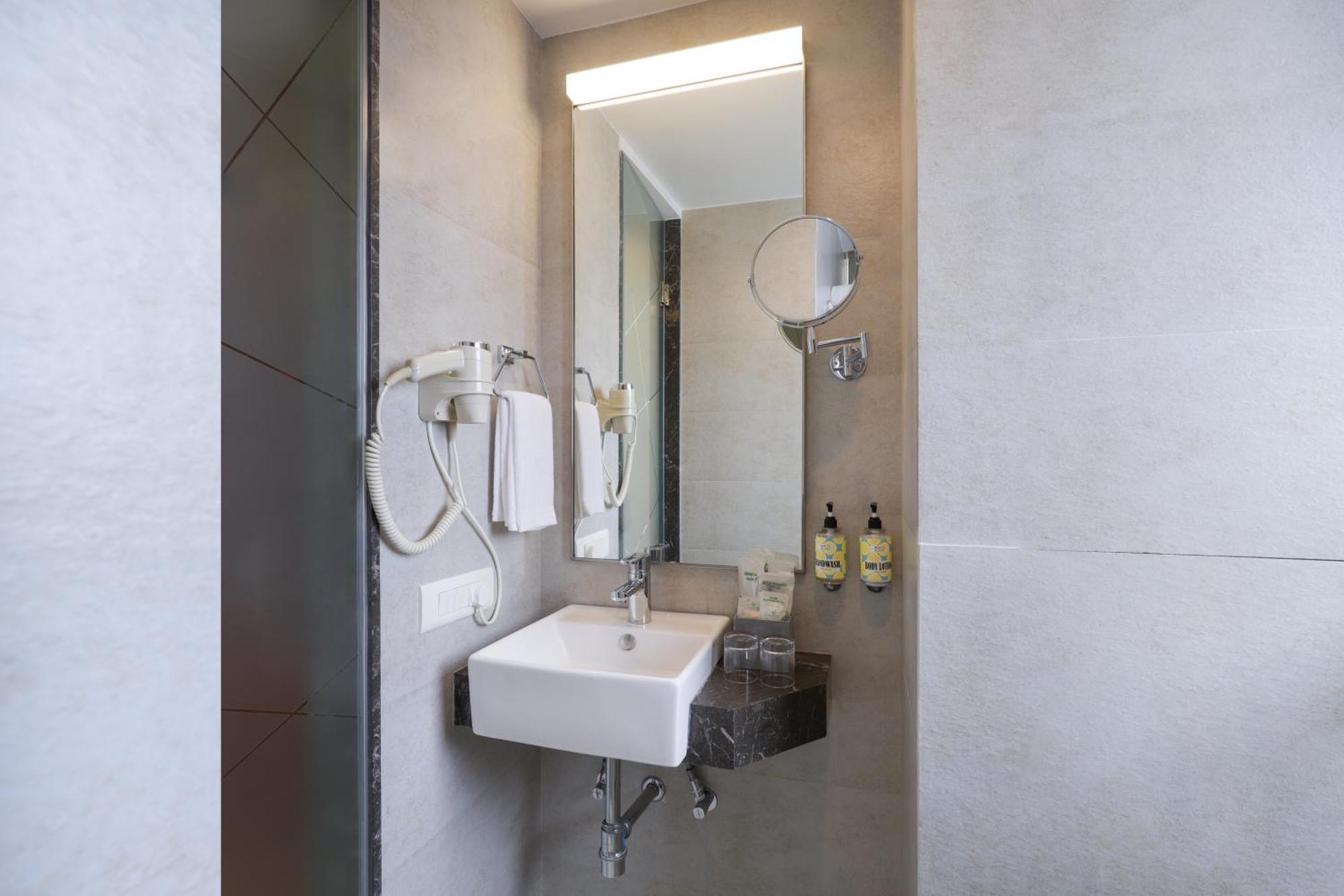 Lemon Tree Hotel, Kalina Bkc, Hotel Mumbai