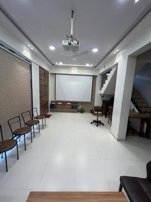 Villa 3bhk Parindacasa With Pvt Pool & Uhd Theatre *