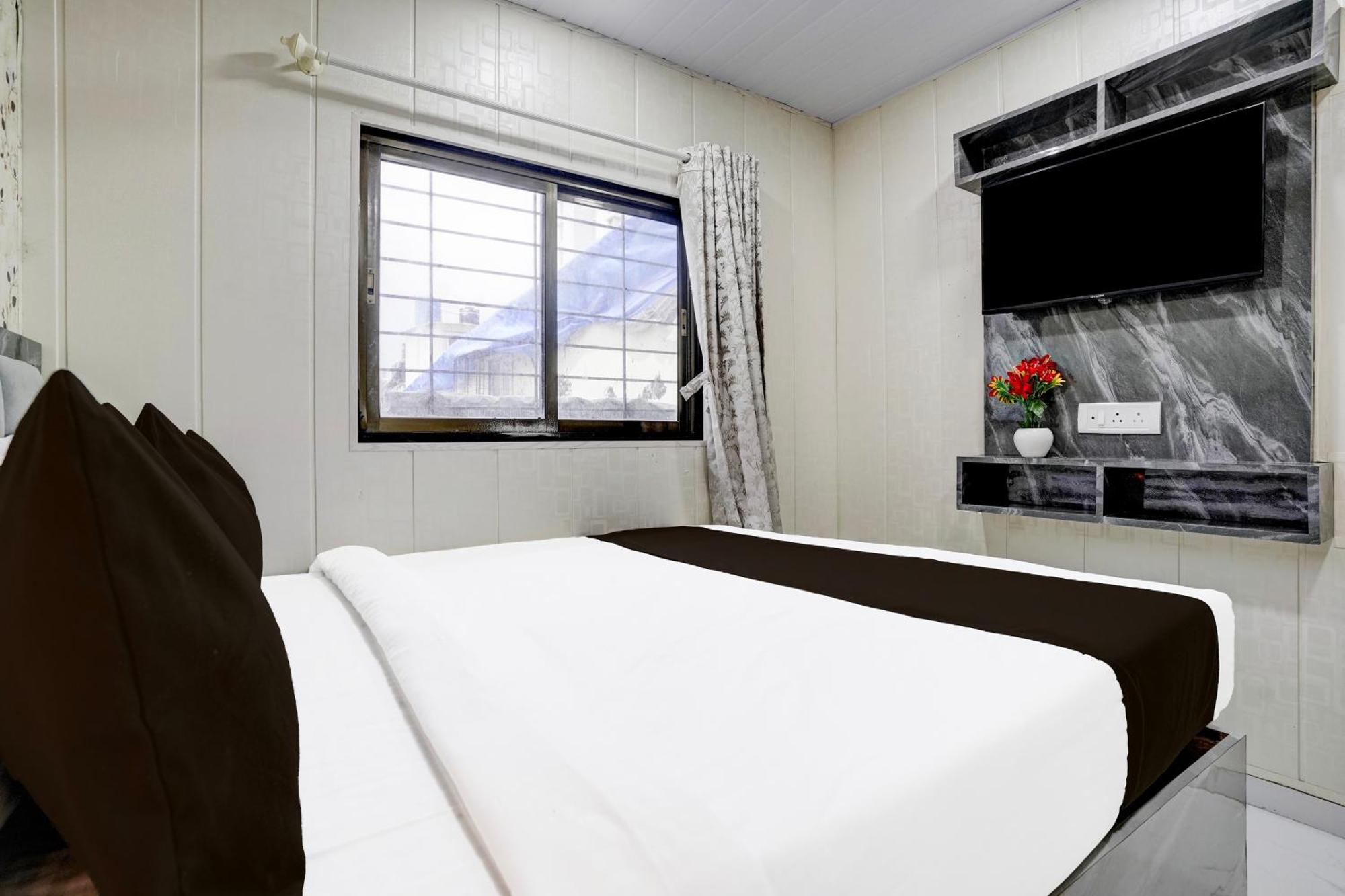 Hotel Fabhotel Hans Residency