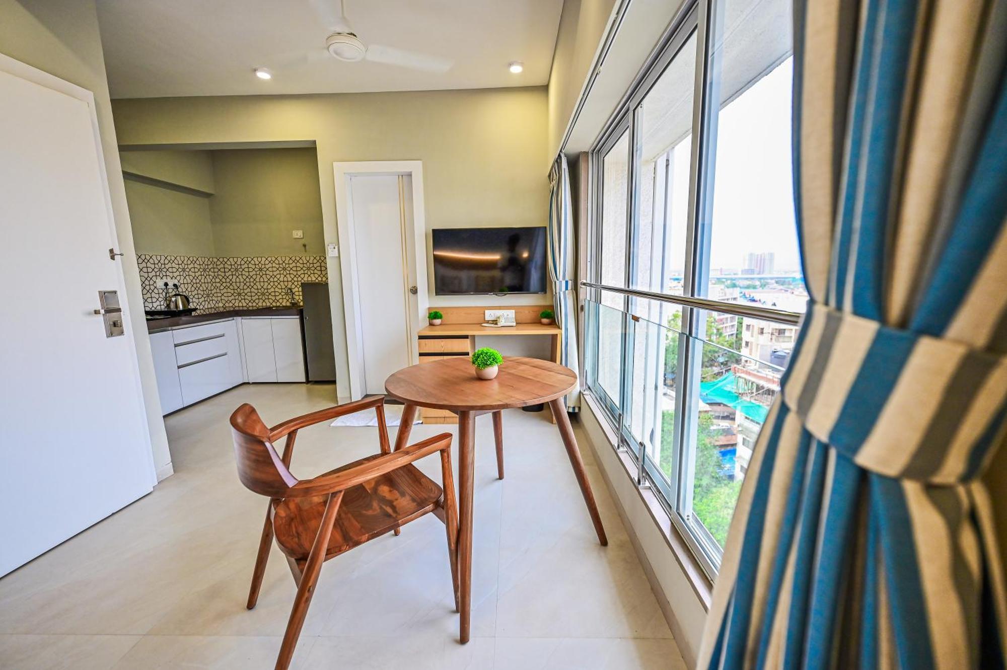 Indie Studios, Chembur Hotel