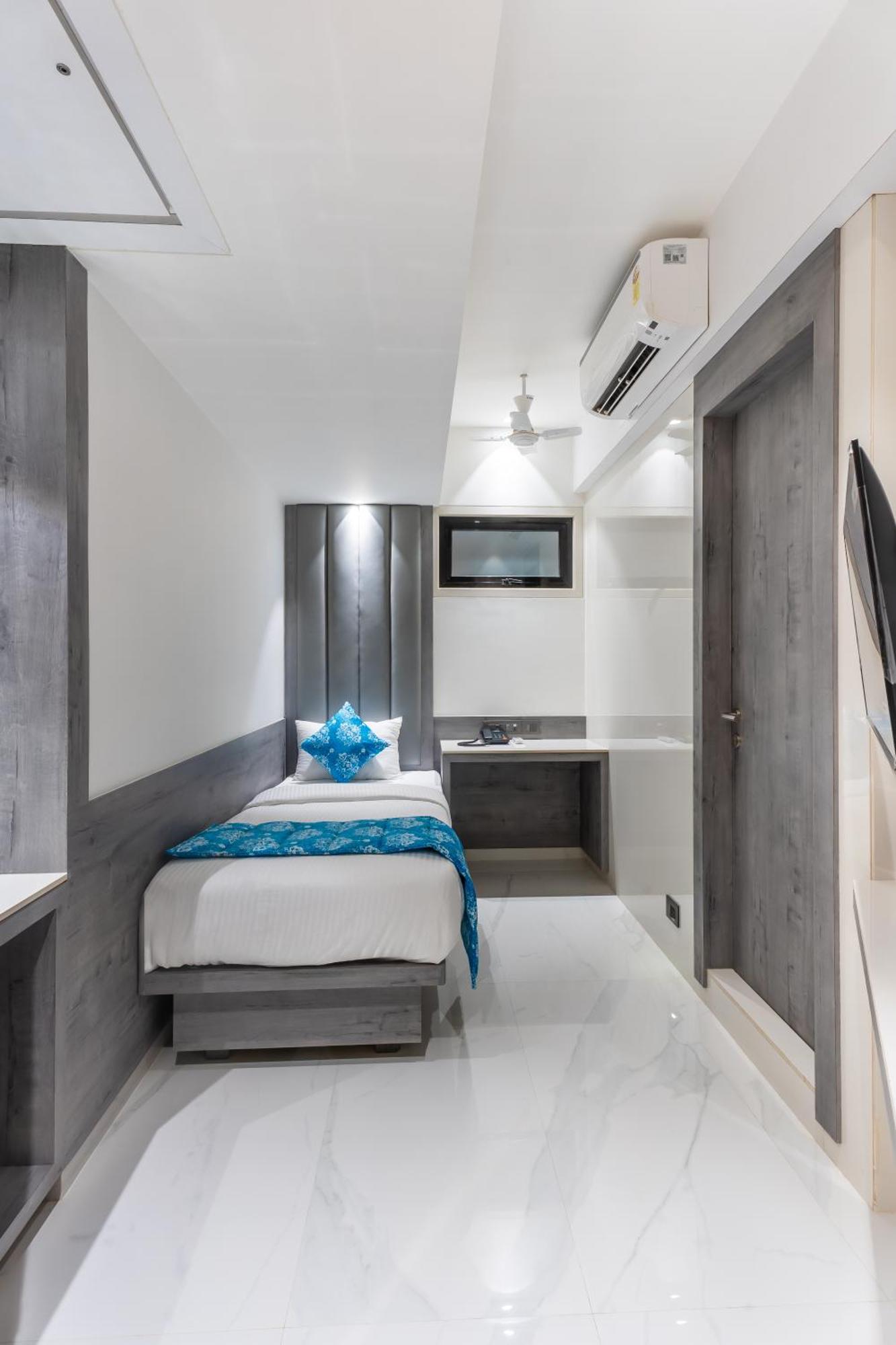 Hotel Supreme Comforts - Airport