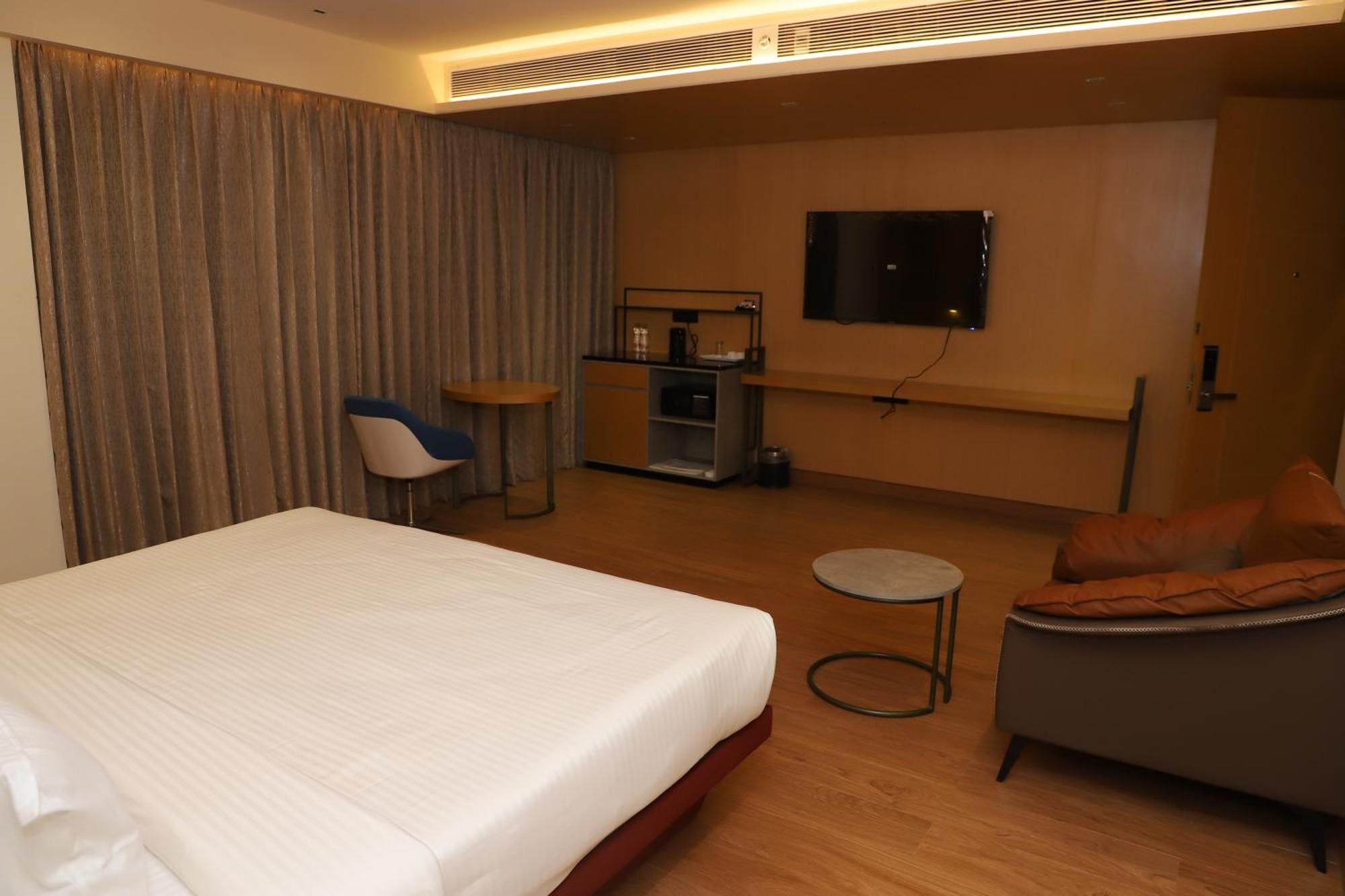 Hotel 37th Crescent Navi 4*