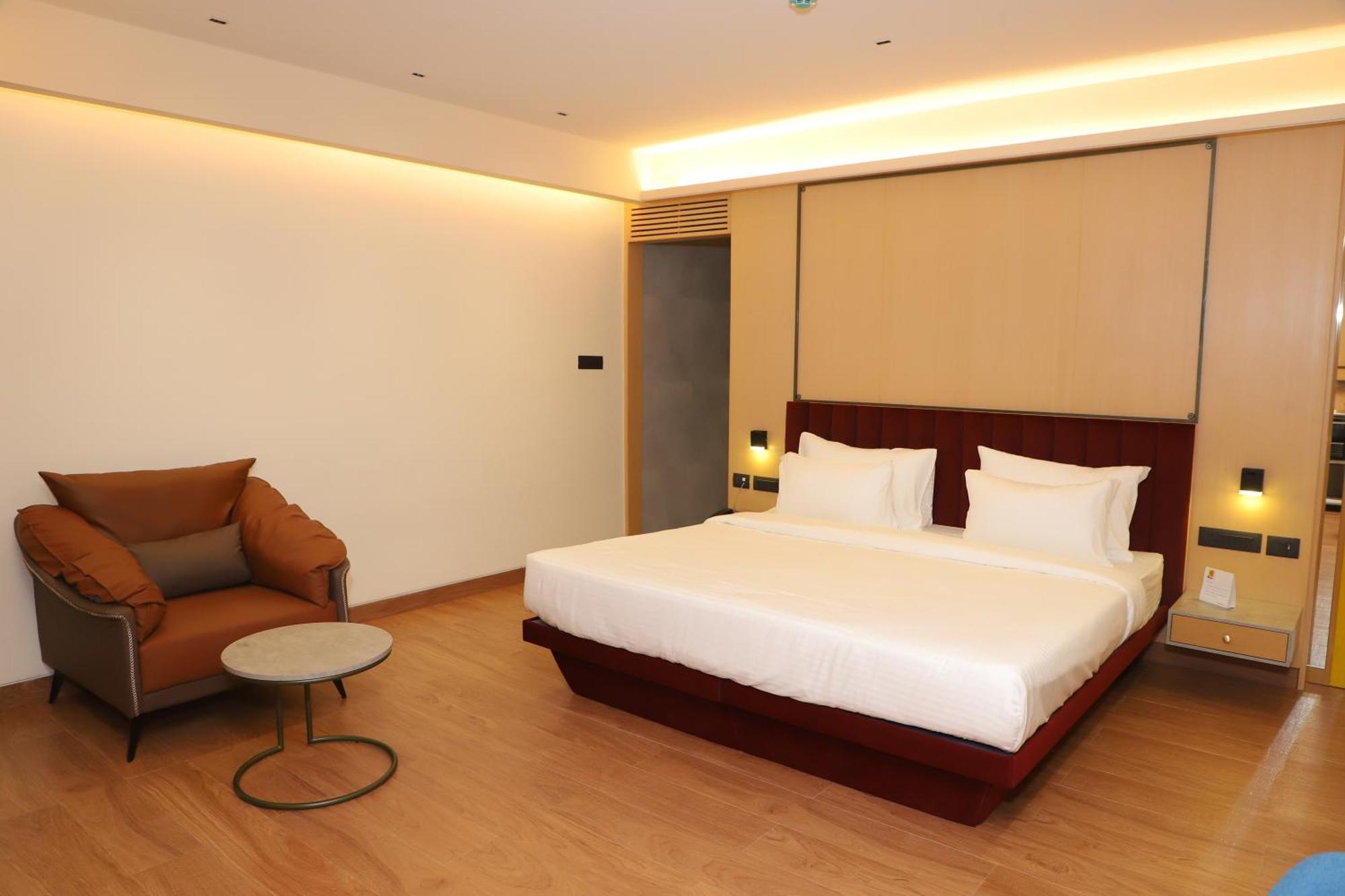 Hotel 37th Crescent Navi