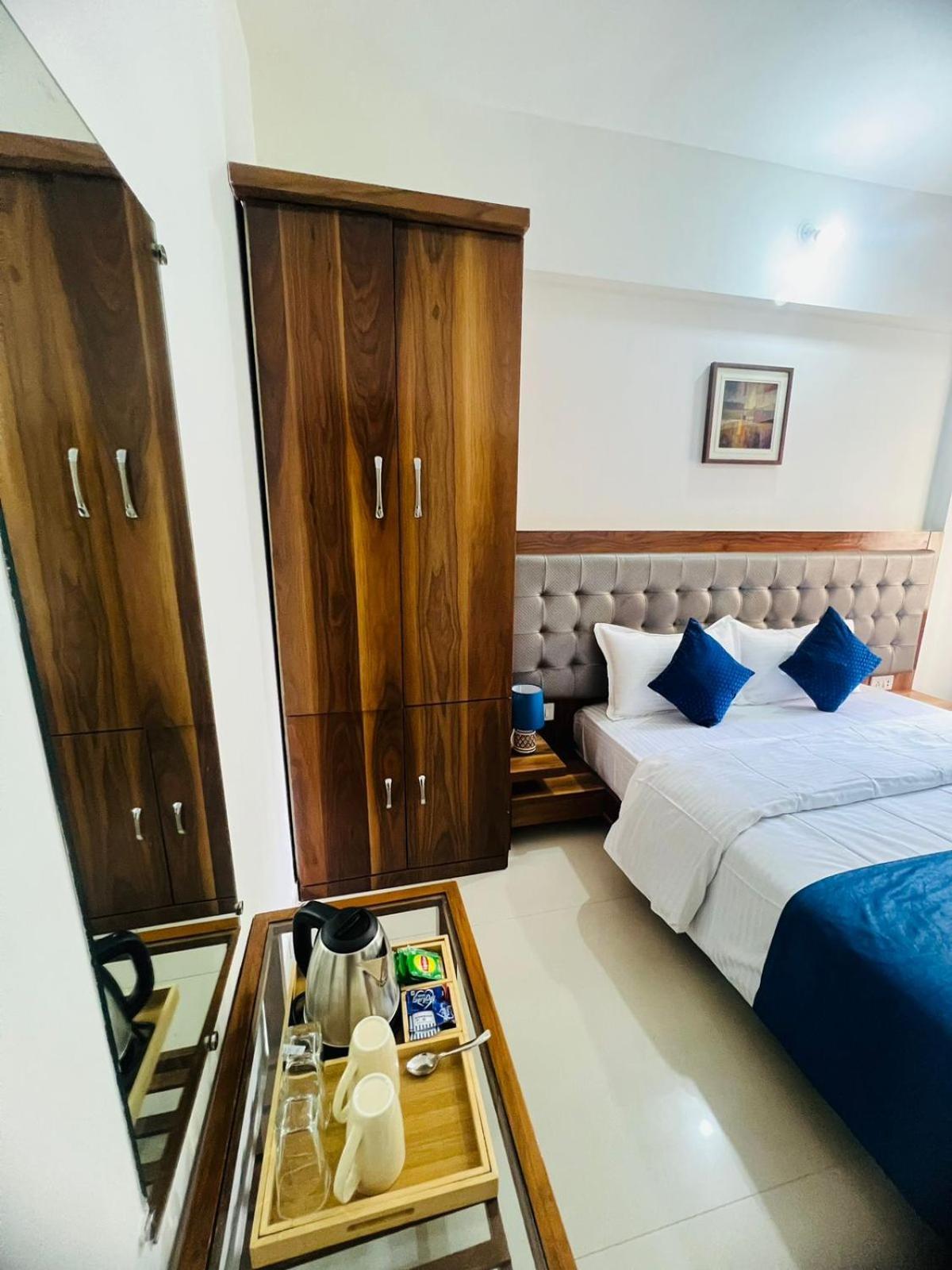 Luna Spaces- Near International Airport Guest house