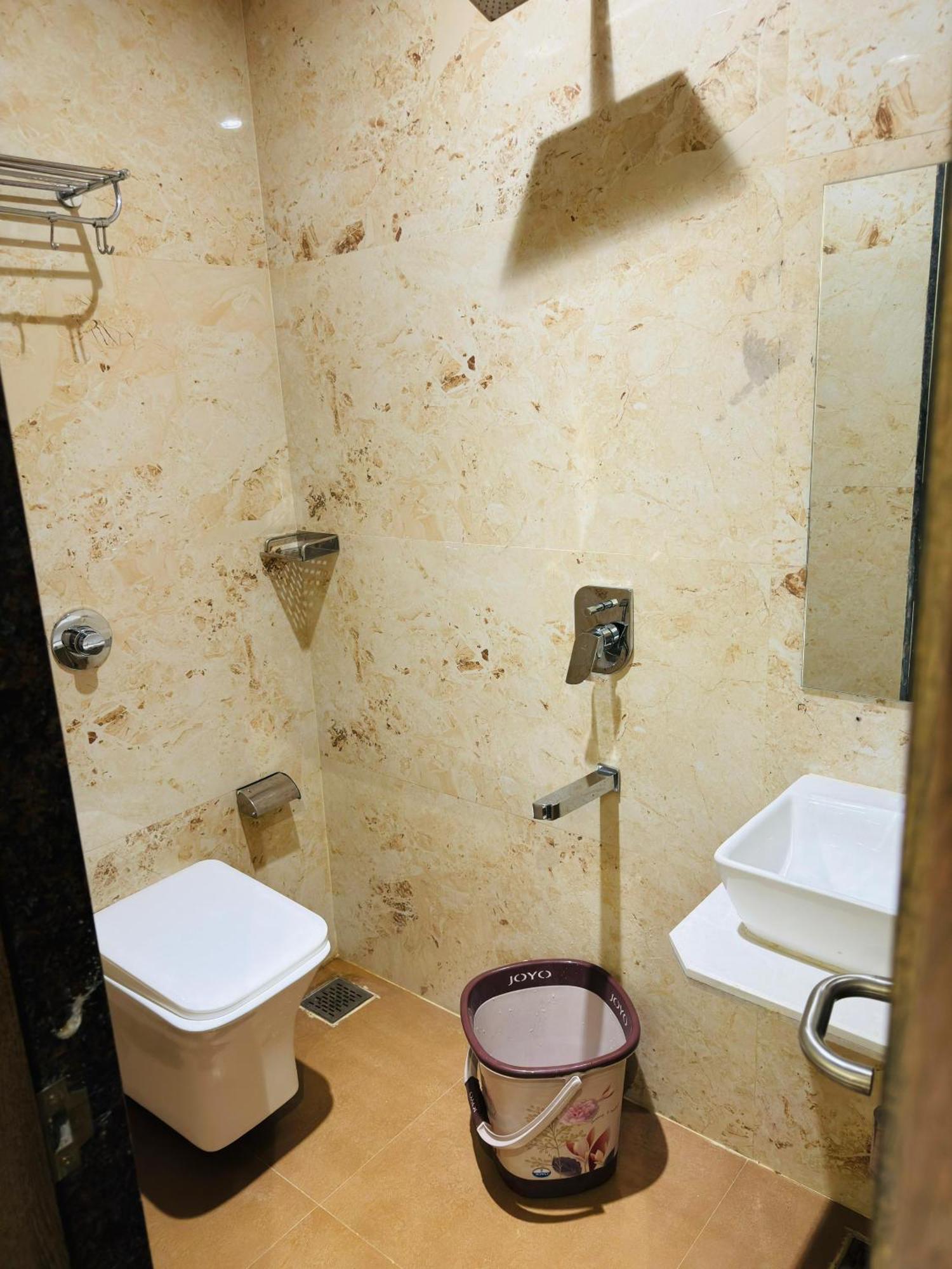 Hotel Amazing - Asalpha Metro Station Mumbai