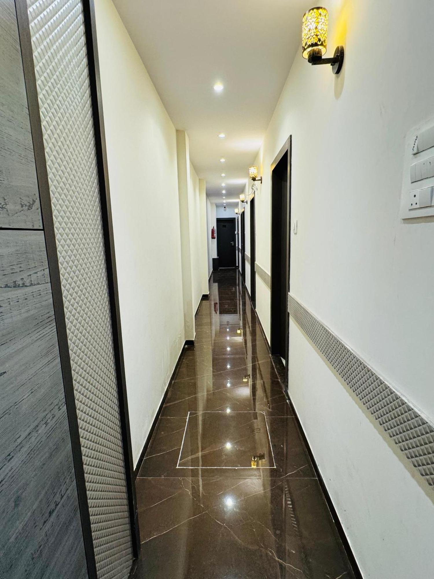 Hotel Amazing - Asalpha Metro Station Mumbai