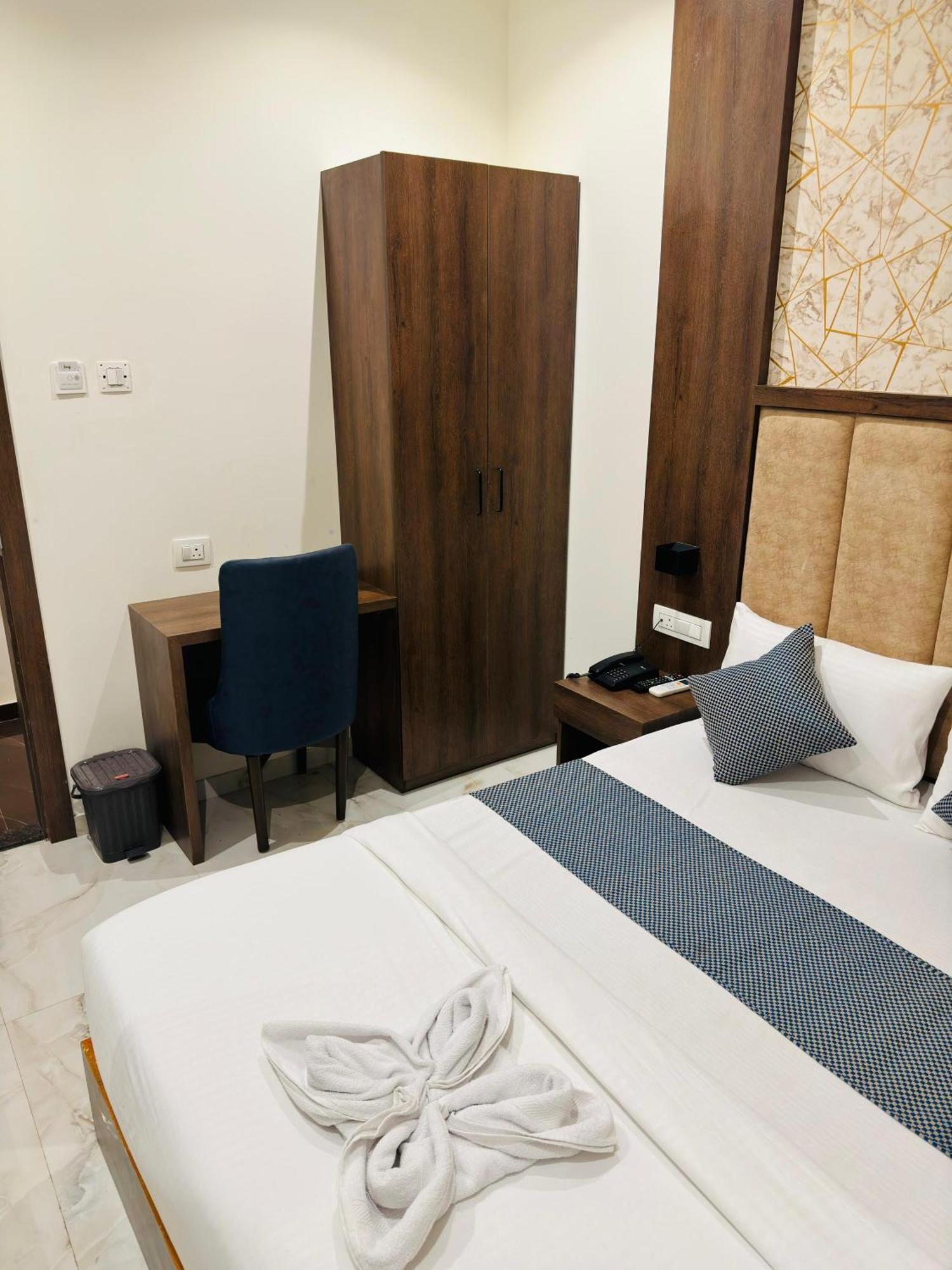 Amazing - Asalpha Metro Station Hotel Mumbai