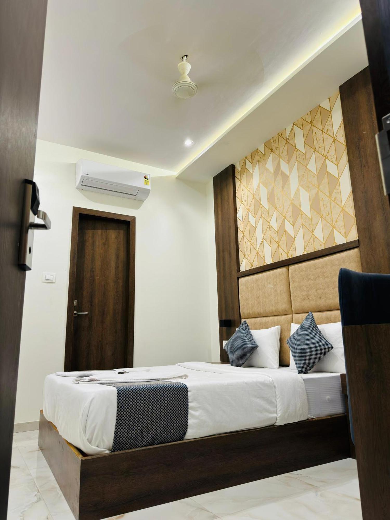 Amazing - Asalpha Metro Station Hotel *