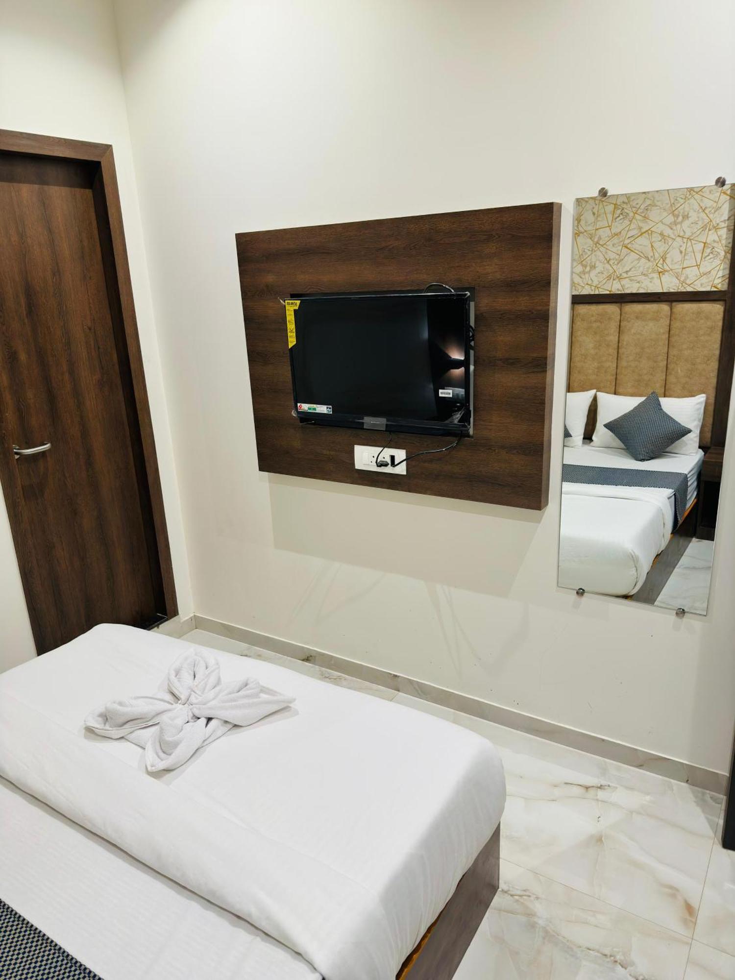 Hotel Amazing - Asalpha Metro Station Mumbai