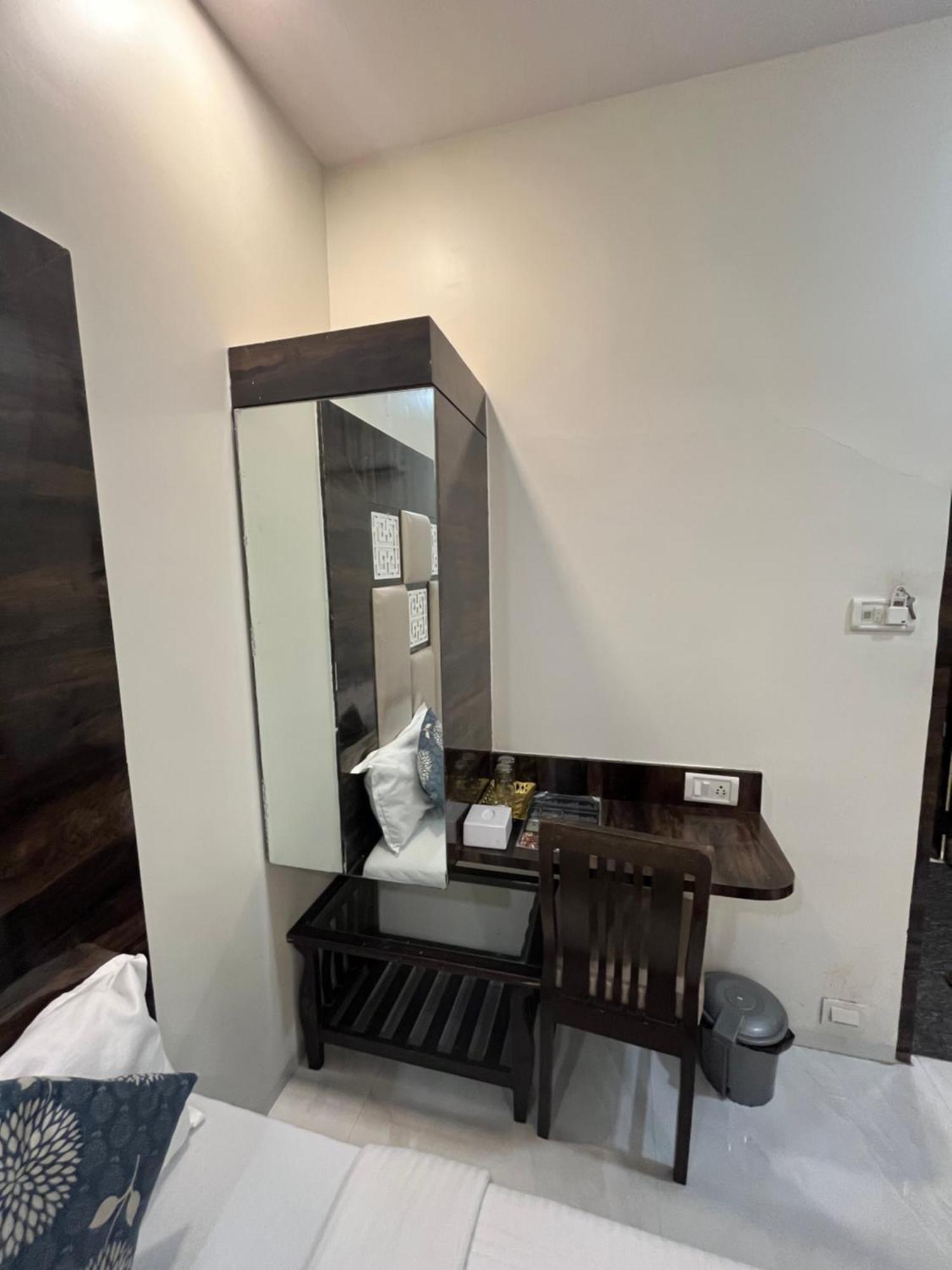 Fabexpress Shahi Palace - Nr - Mumbai International Airport Mumbai
