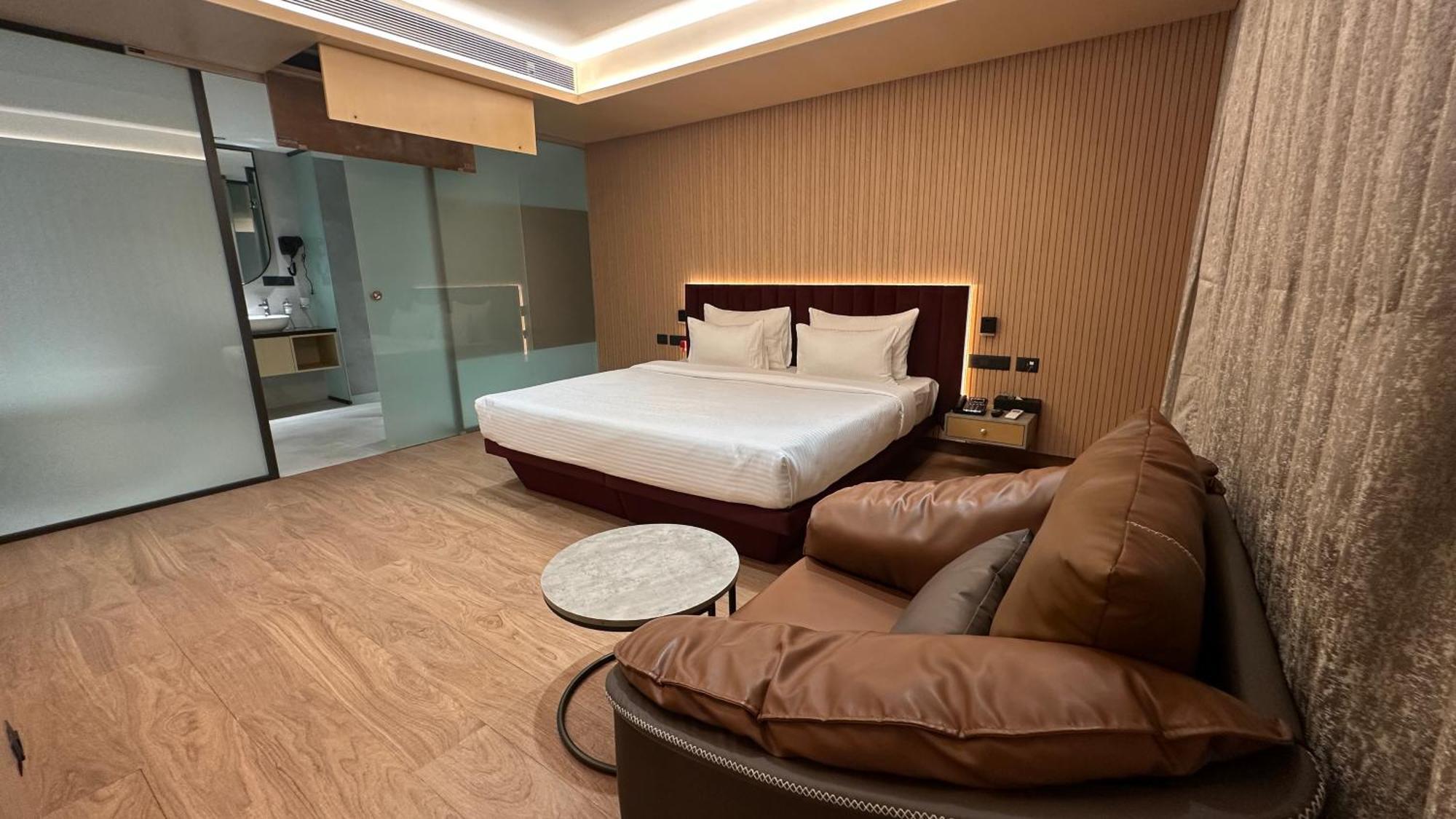 Hotel 37th Crescent Navi