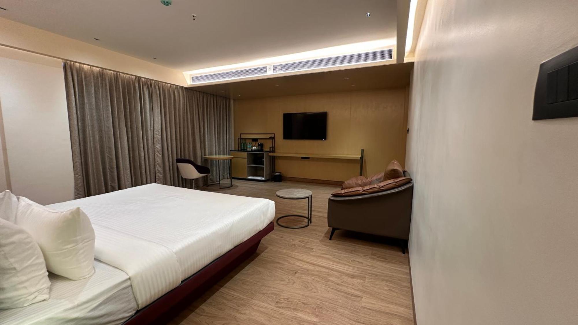 Hotel 37th Crescent Navi 4*