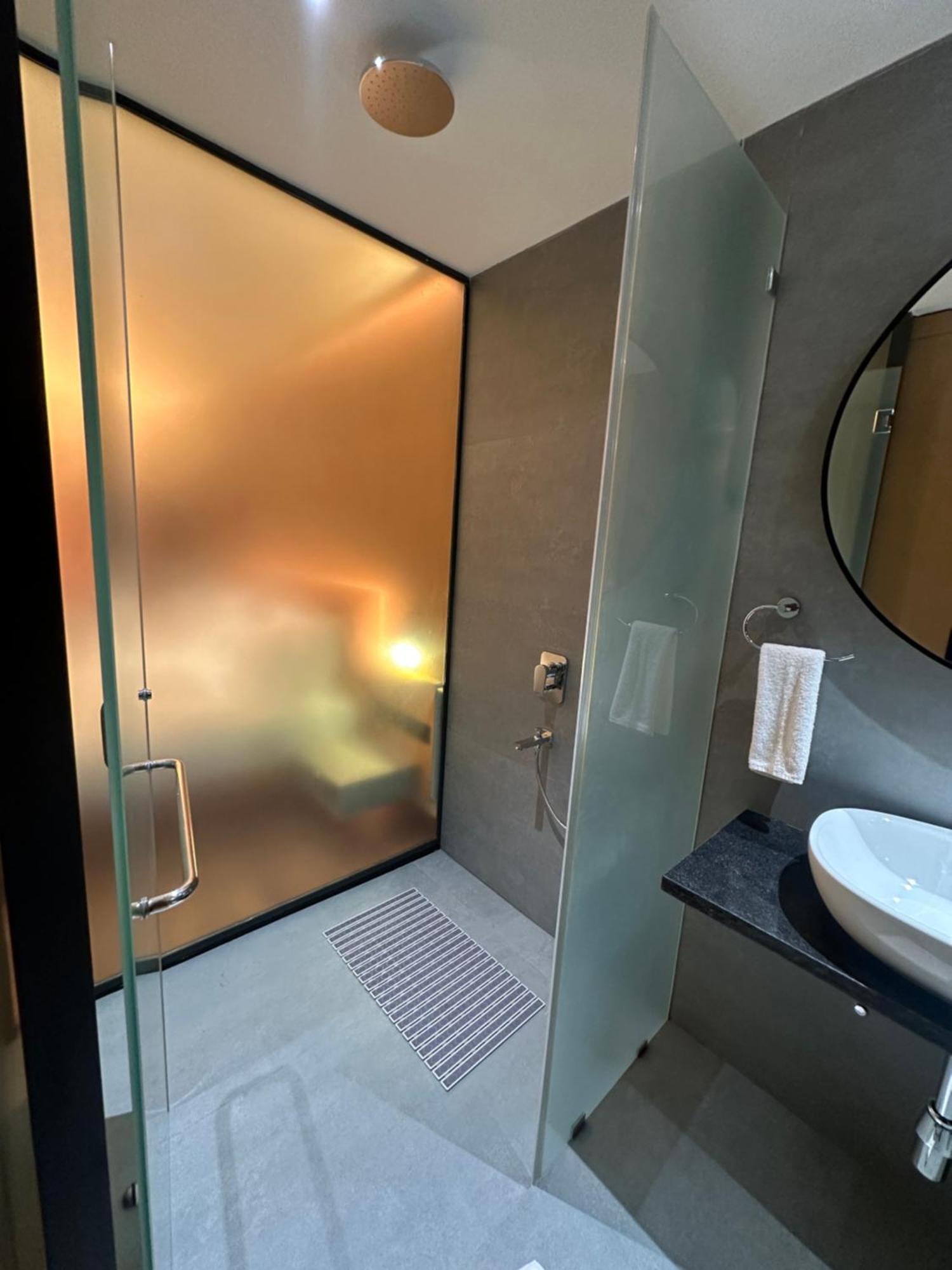 Hotel 37th Crescent Navi 4*