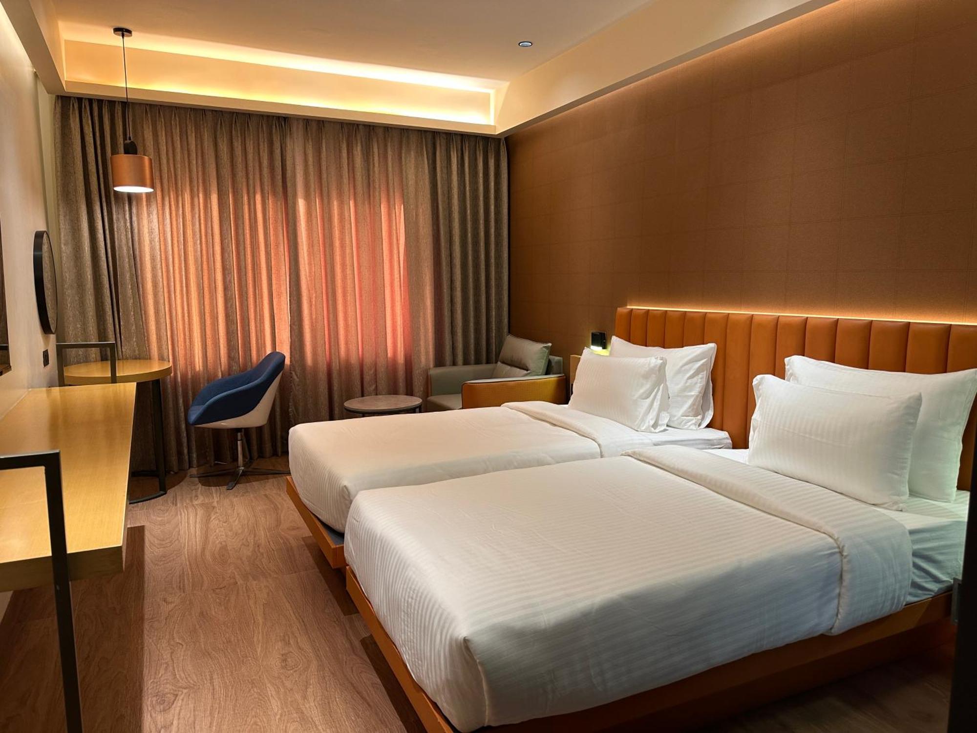 Hotel 37th Crescent Navi