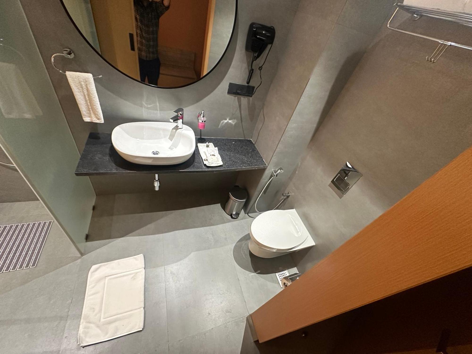 Hotel 37th Crescent Navi 4*