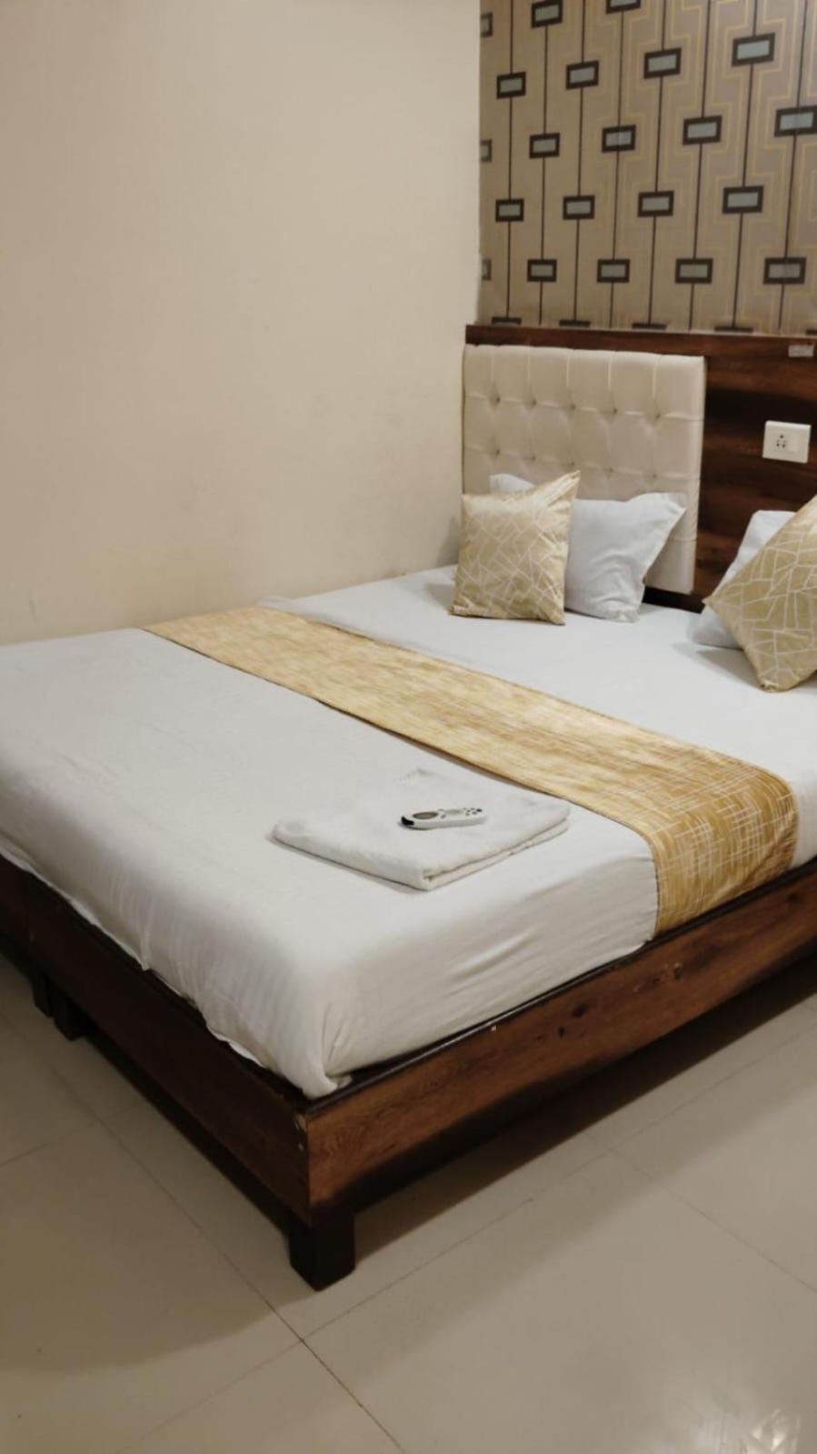 Crystal Park Near Nesco Exhibition Center Hotel Mumbai
