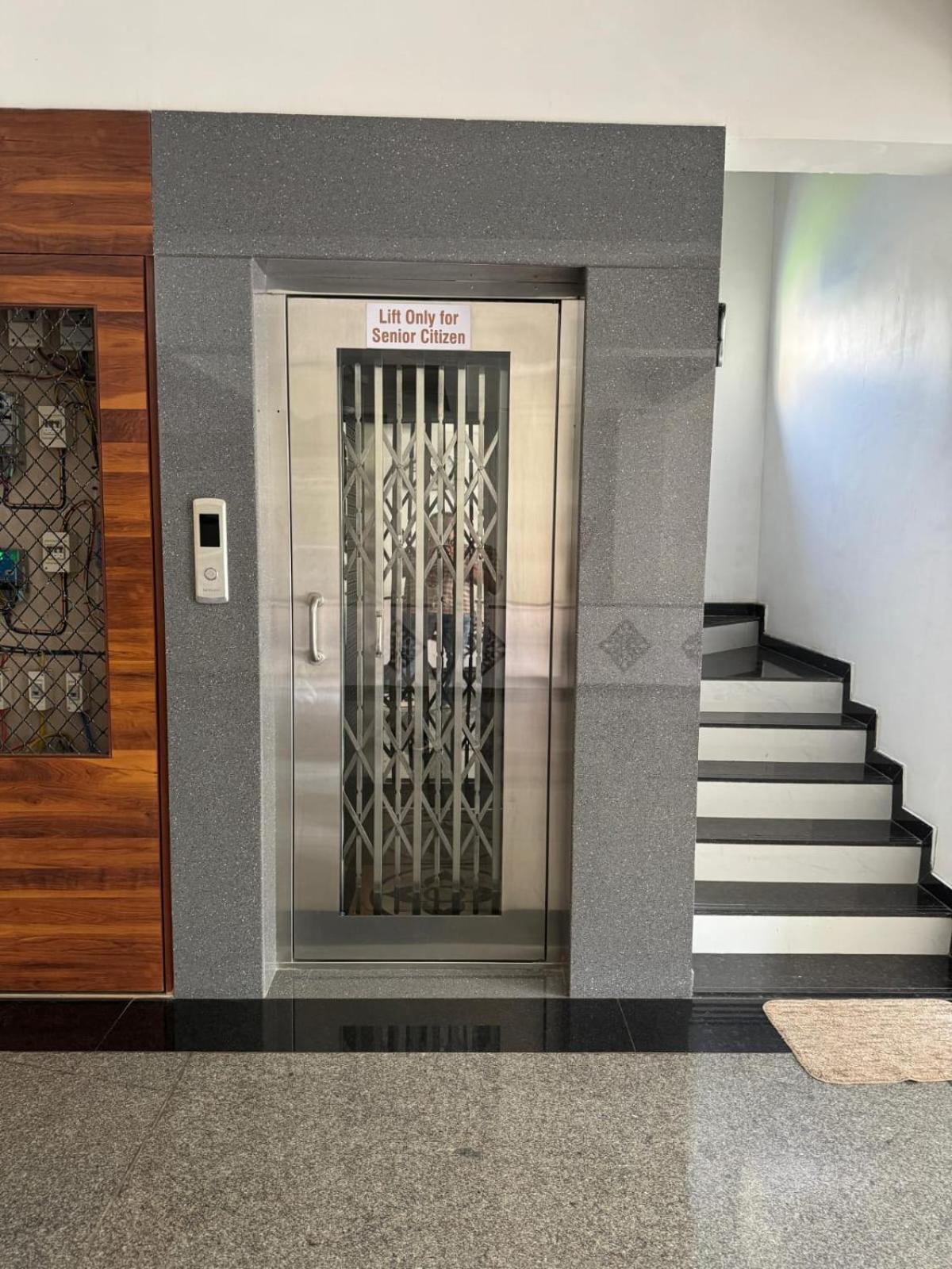 Apartment Luxurious 4bhk In Kandivli Spacious Scenic And Family Friendly