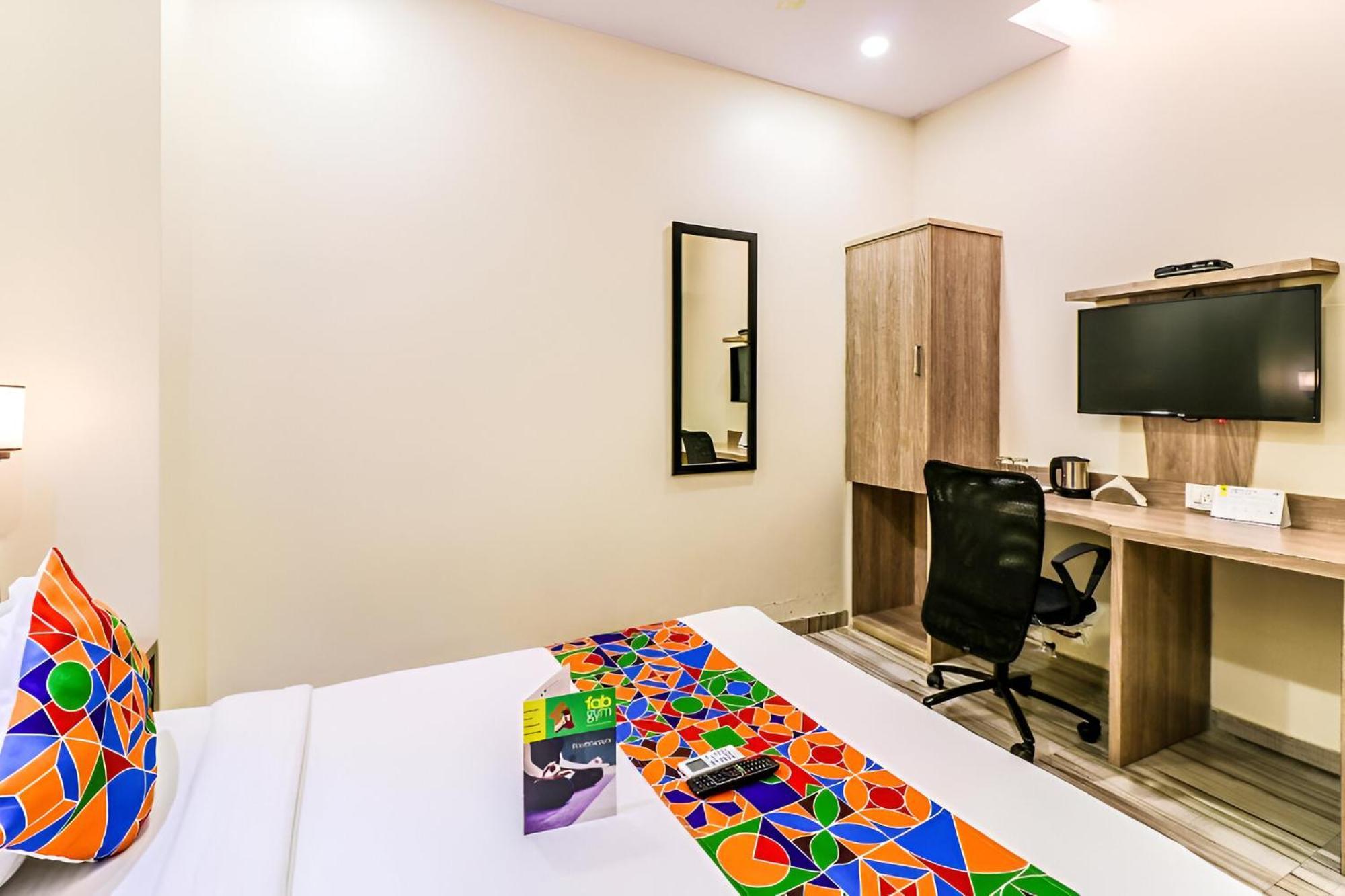 Glitz New Aksa International - Nr International Airport Guest house *