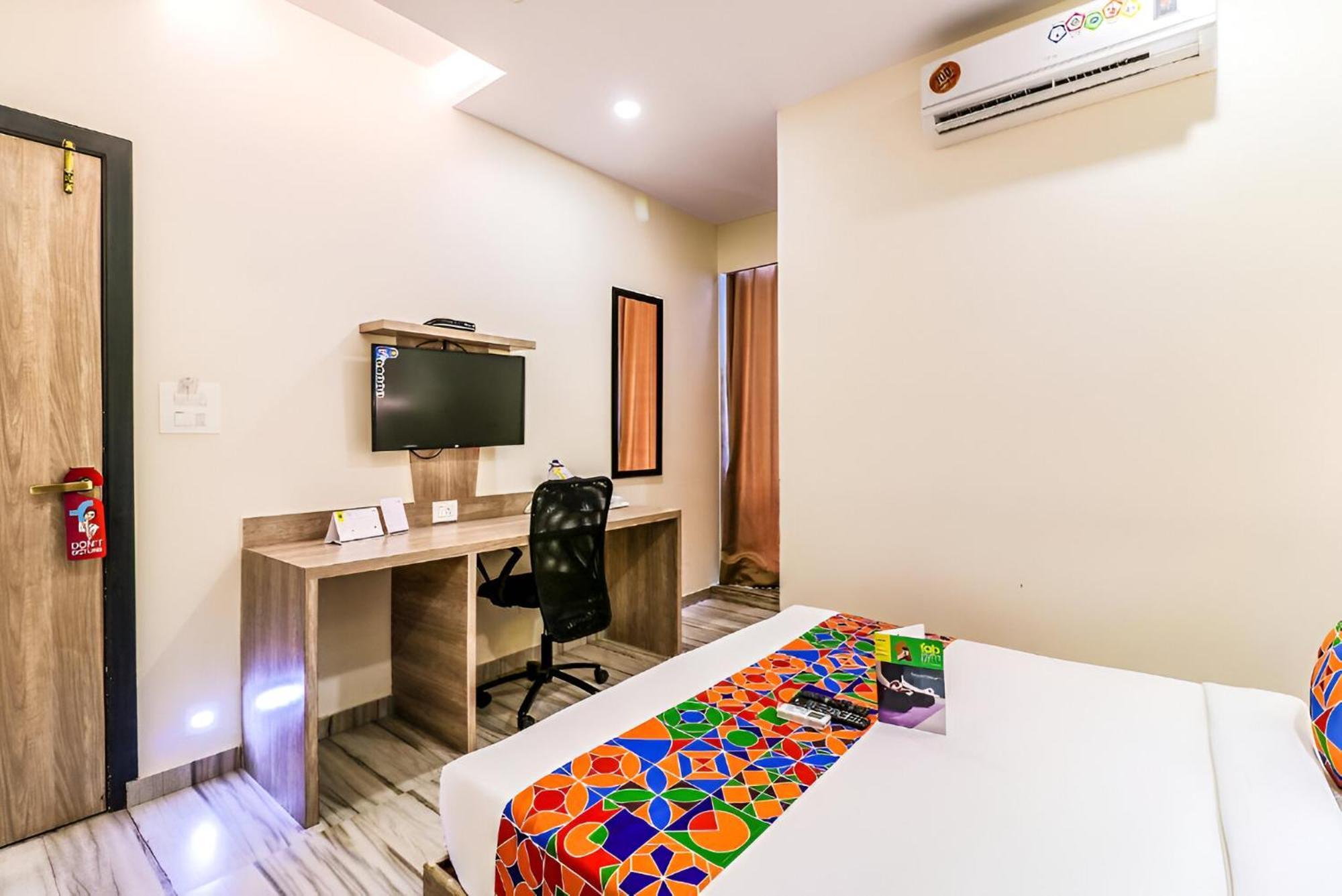 Glitz New Aksa International - Nr International Airport Guest house