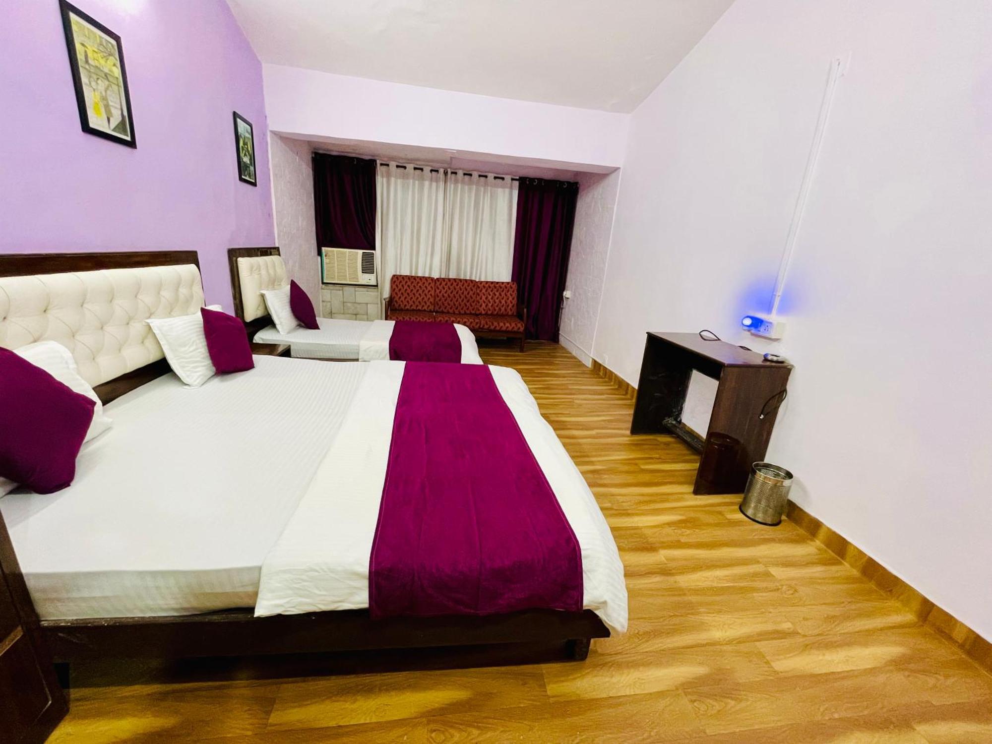 Urban And Suites, Service In Goregaon Homestay *