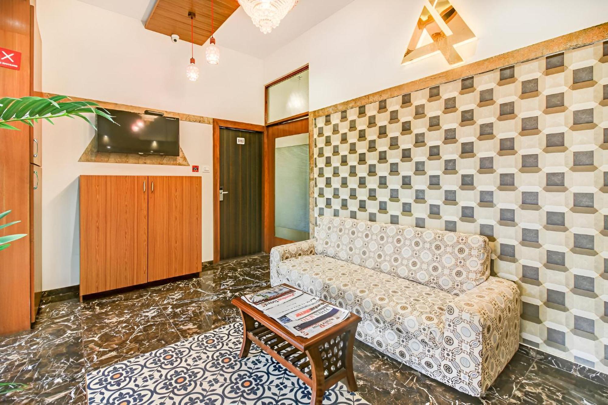 Guest house Glitz New Axis Internatinoal - Nr International Airport *