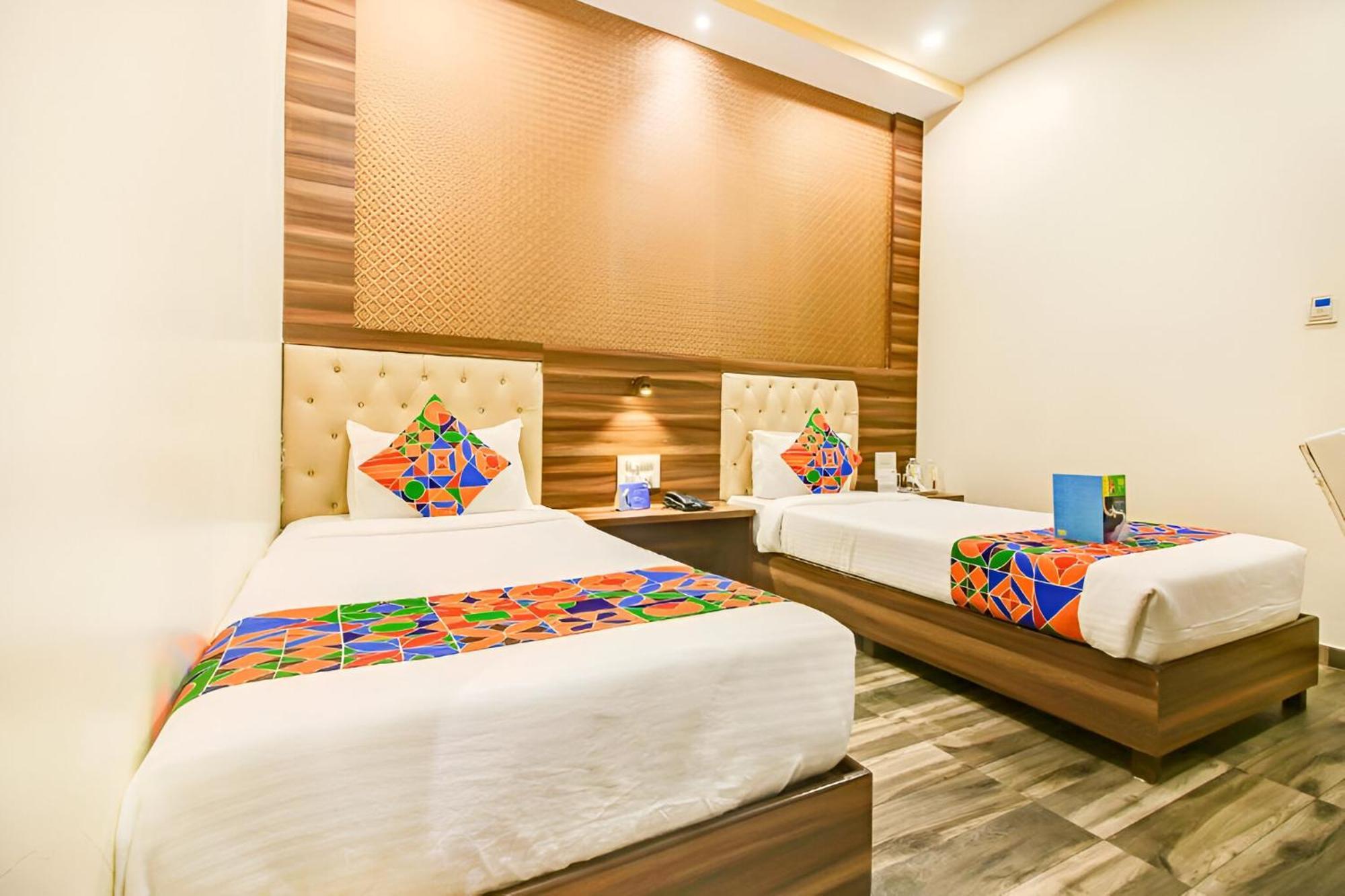 Guest house Glitz New Axis Internatinoal - Nr International Airport *