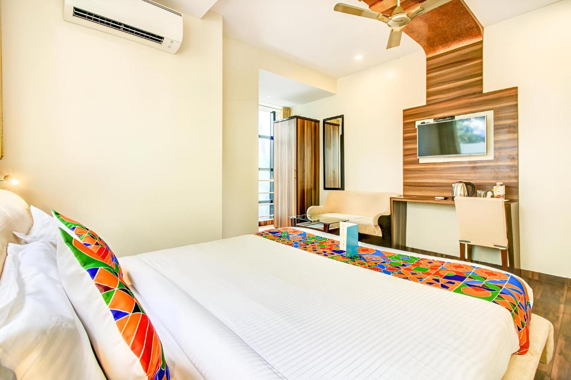 Glitz New Axis Internatinoal - Nr International Airport Guest house *