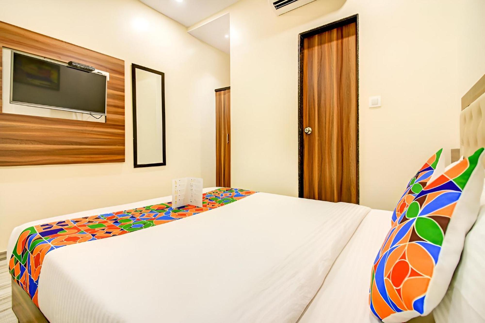 Guest house Glitz New Axis Internatinoal - Nr International Airport *