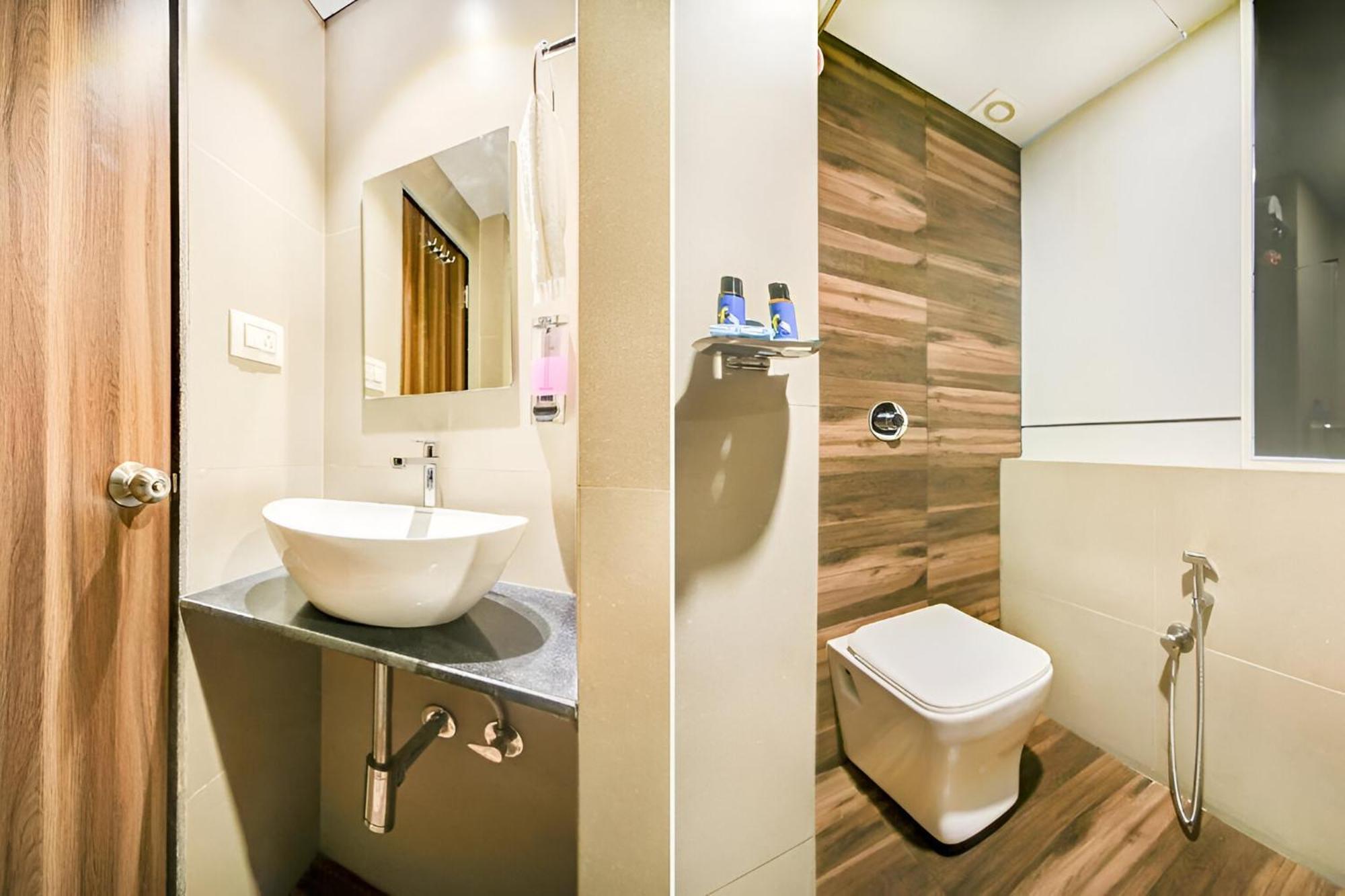 Glitz New Axis Internatinoal - Nr International Airport Guest house