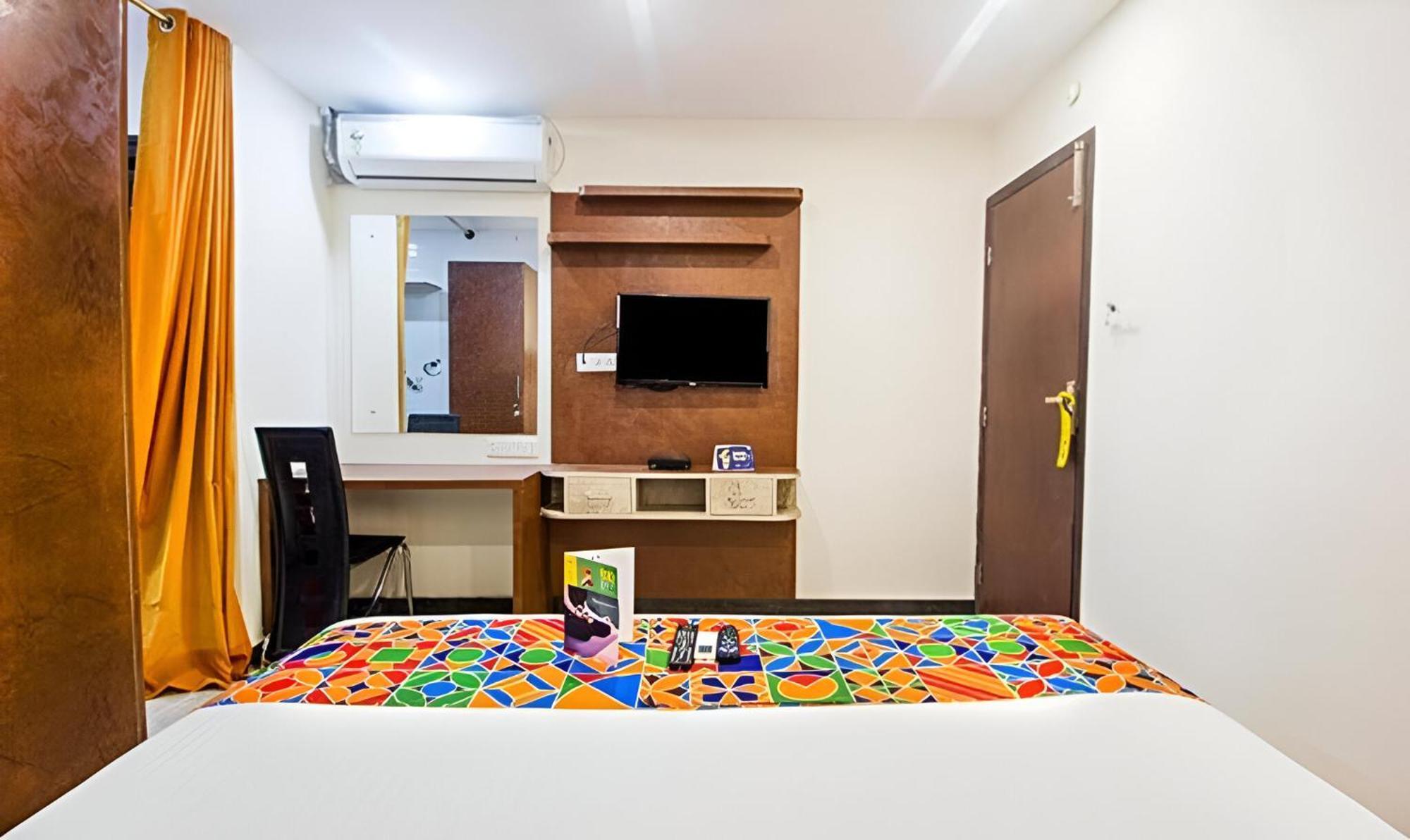 Glitz New Axis Internatinoal - Nr International Airport Mumbai