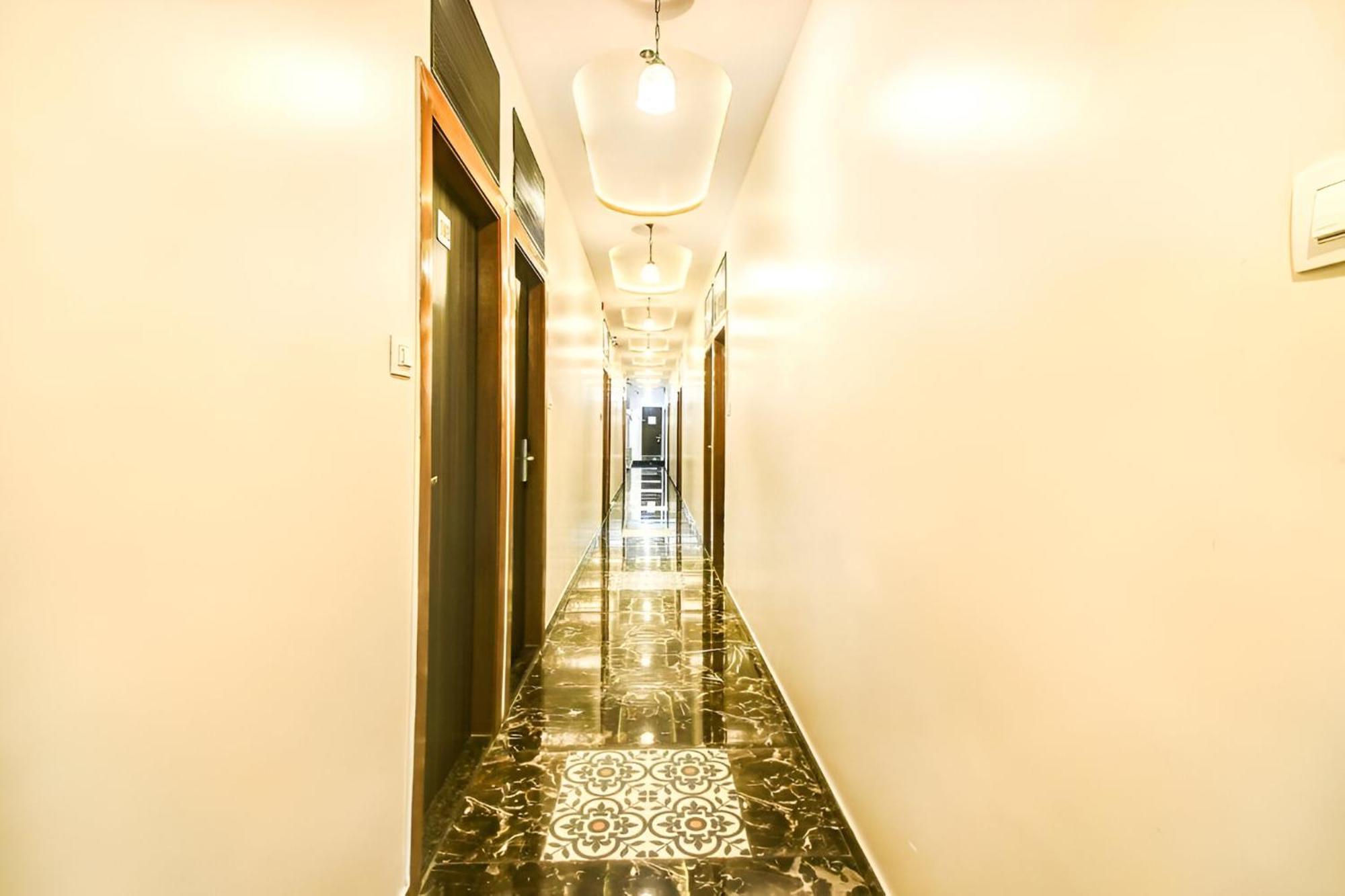 Glitz New Axis Internatinoal - Nr International Airport Guest house Mumbai