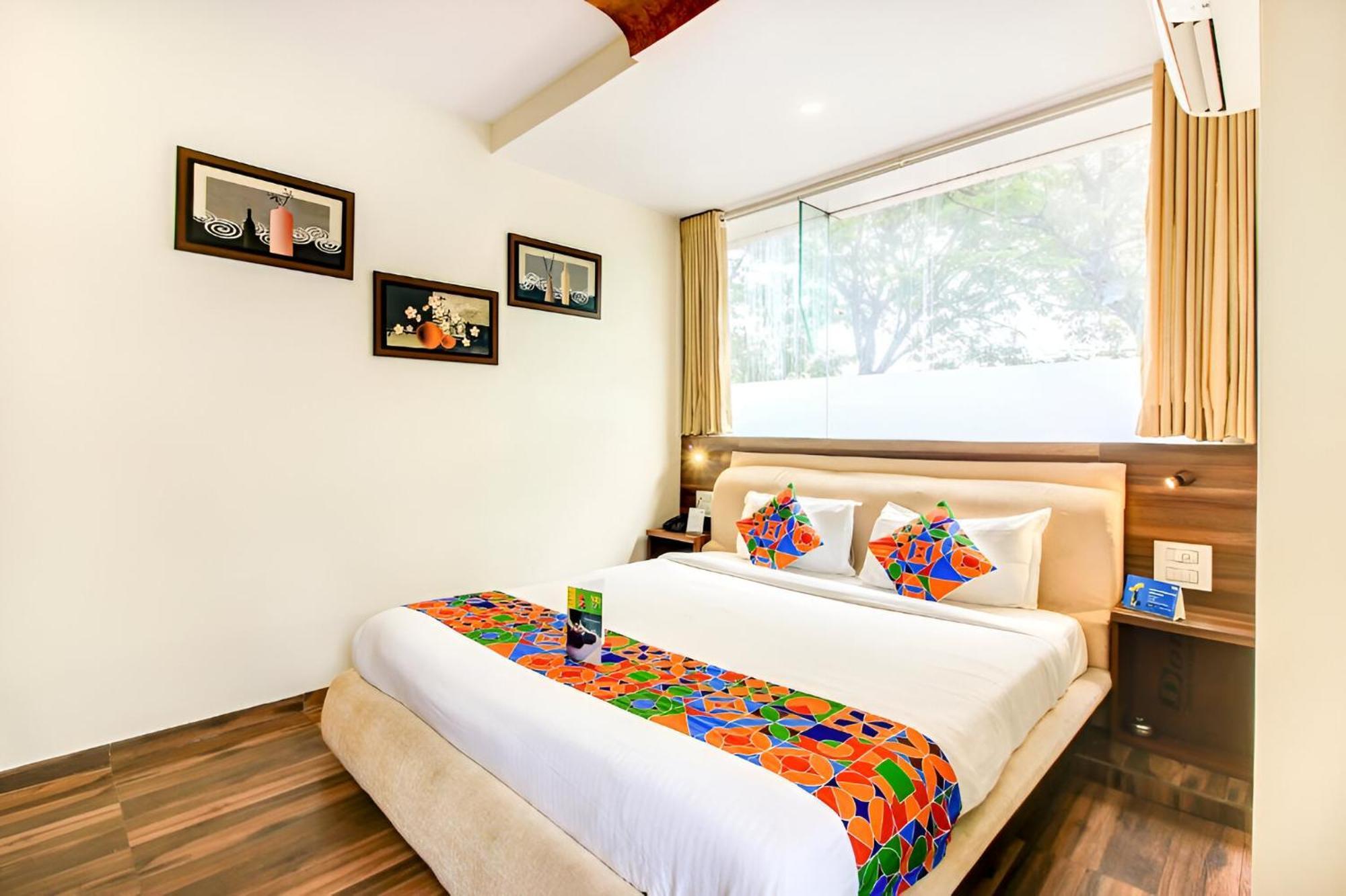 Glitz New Axis Internatinoal - Nr International Airport Guest house