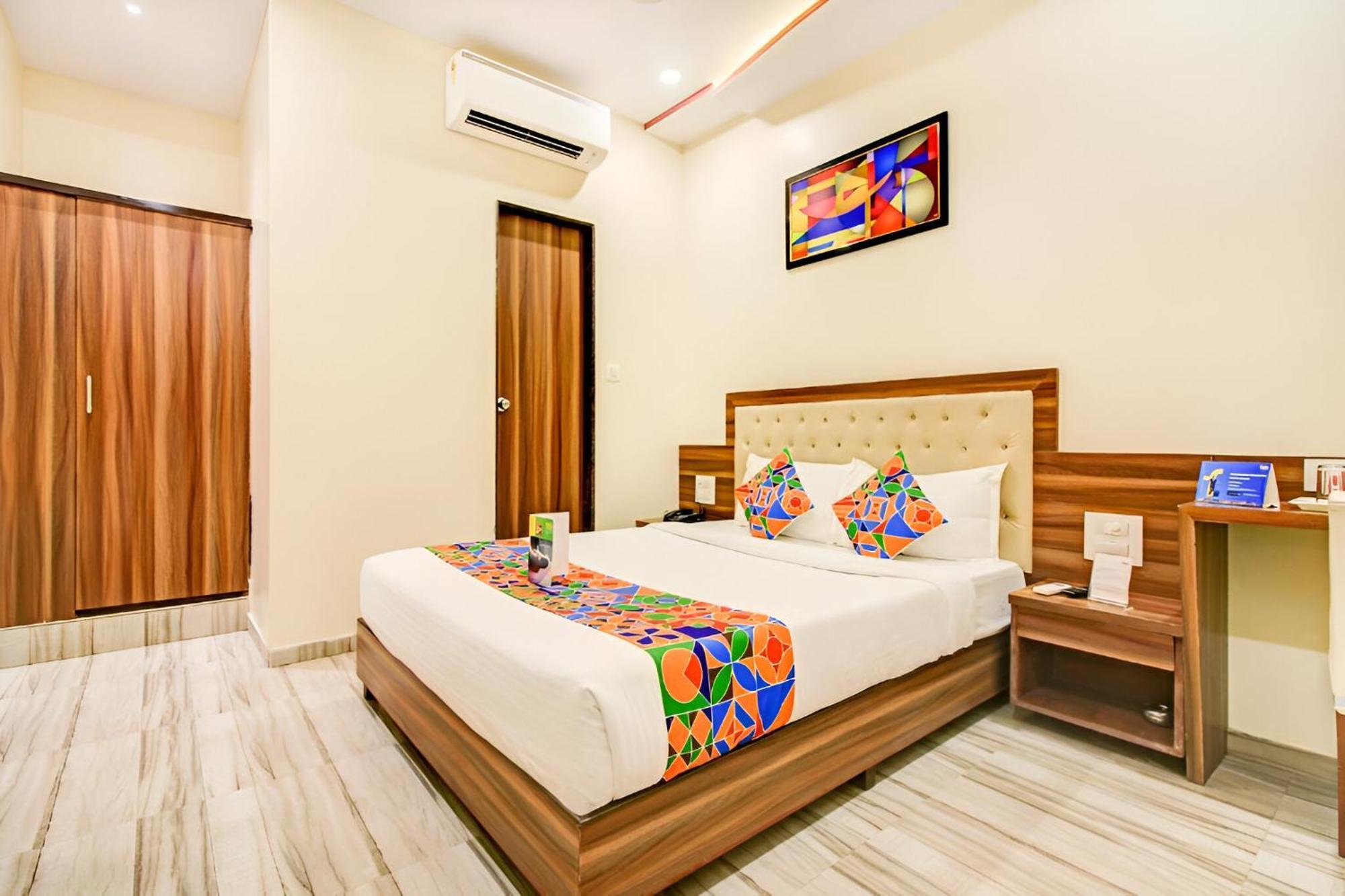 Glitz New Axis Internatinoal - Nr International Airport Guest house Mumbai