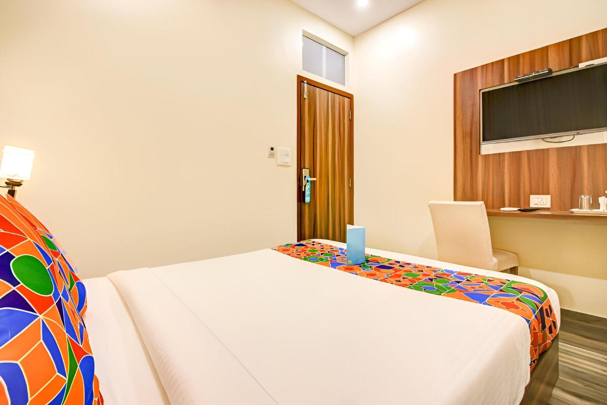 Glitz New Axis Internatinoal - Nr International Airport Guest house *