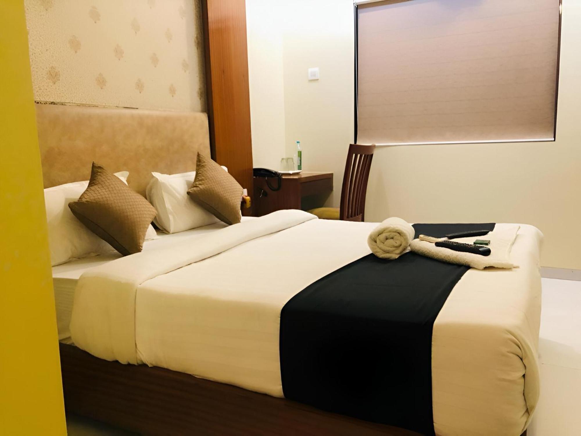 Glitz New Seven Hills - Nr International Airport Guest house Mumbai