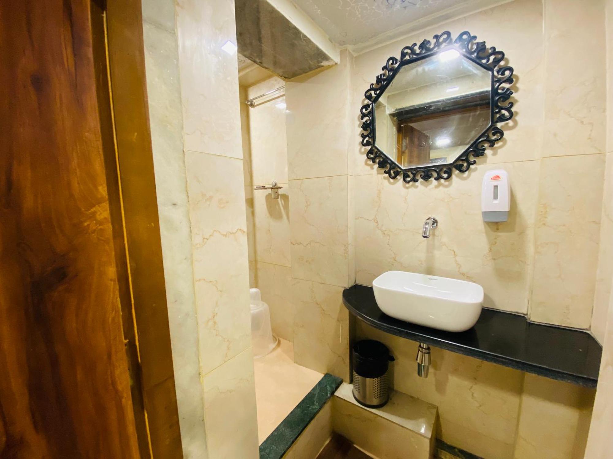 Hotel Avk-Near Kokilaben Hospital & Versova Beach- Rooms With Kitchen