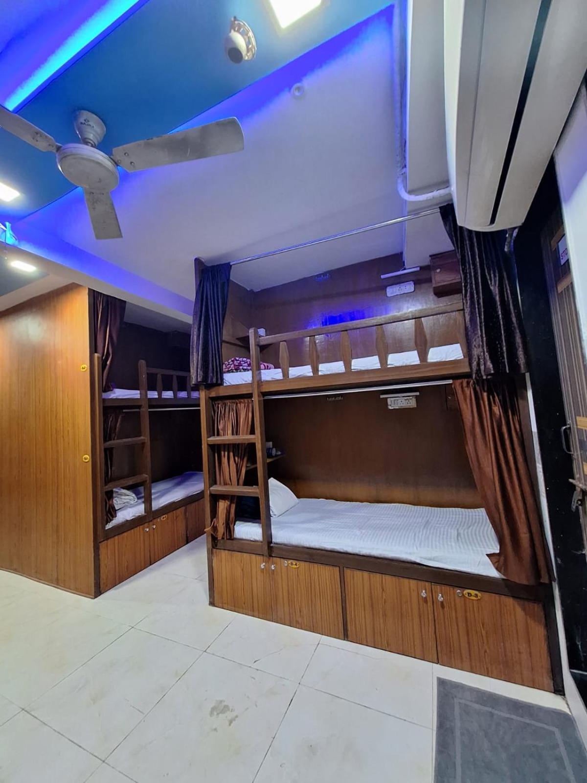 Neon Nest Suits Asalpha Metro Hostel *