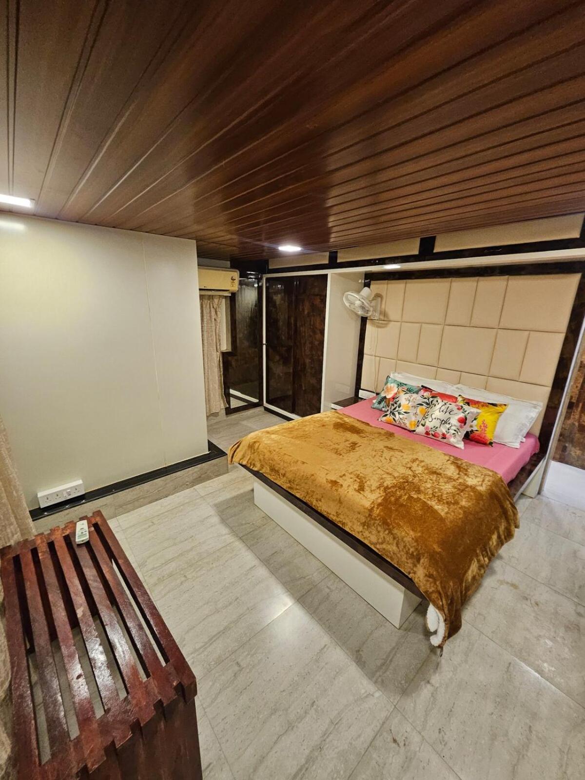 Apartment Carter Bay Peaceful Near The Shore, Bandra Mumbai