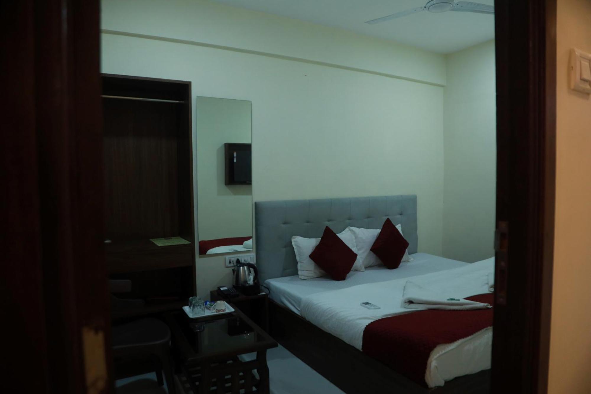 Lexus 5 Hotel 3*
