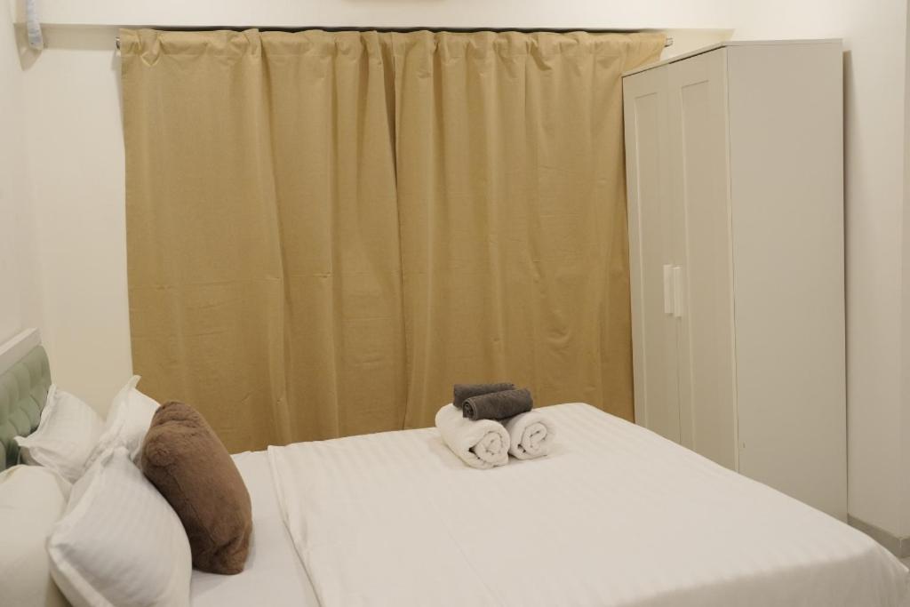 Navratna Mala Guest house Mumbai