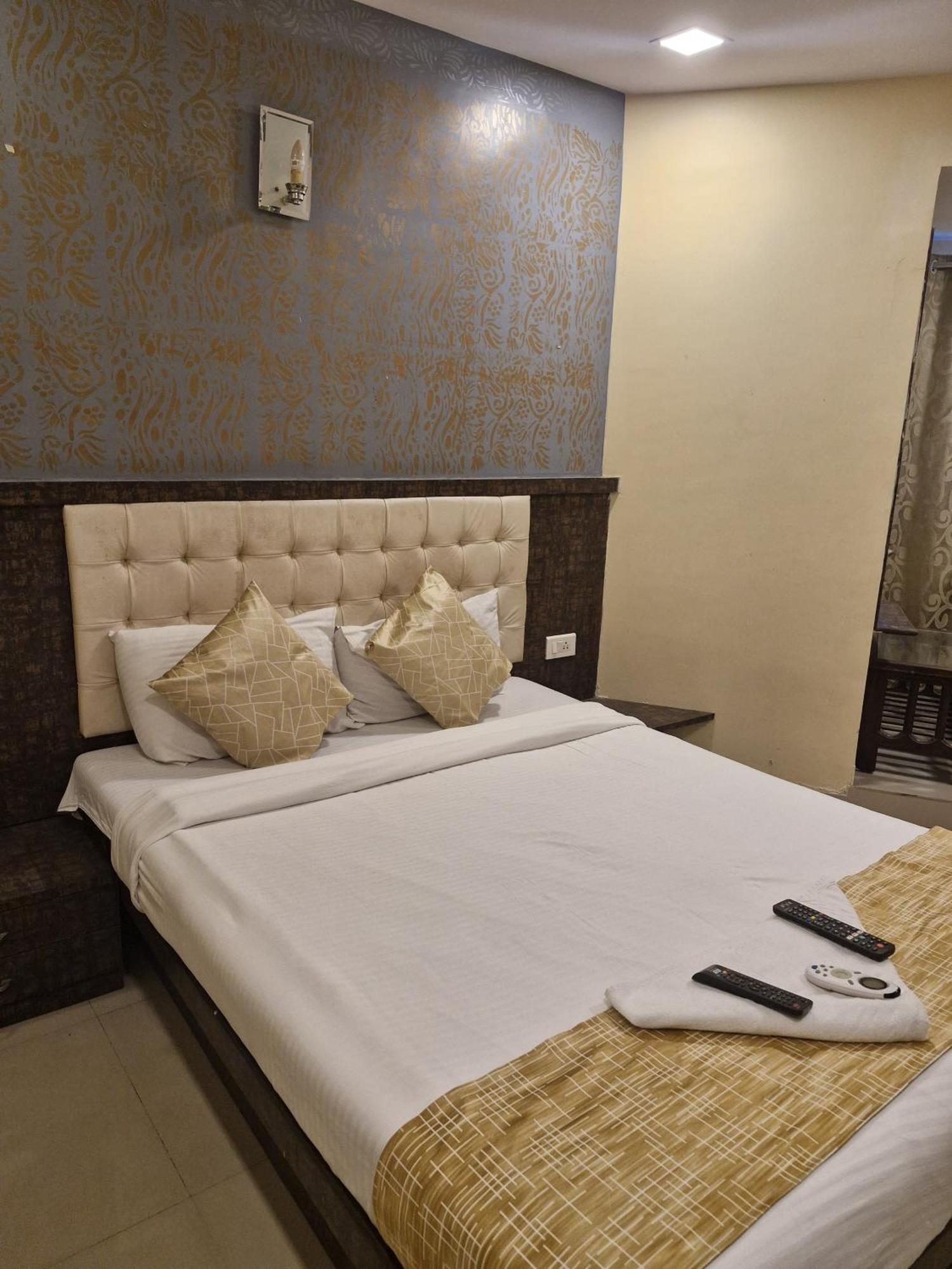 Hotel Crystal Park Near Nesco Exhibition Center *