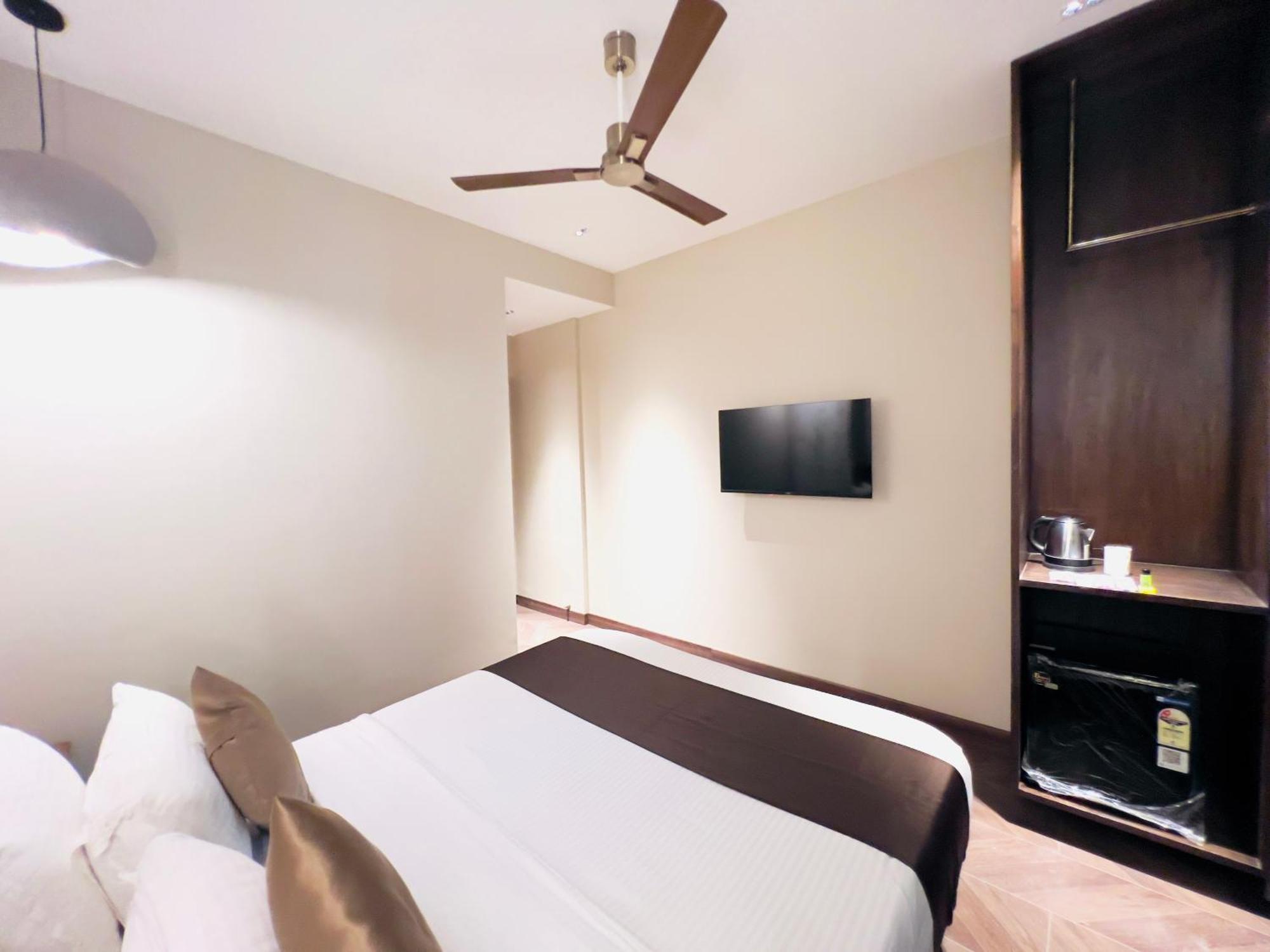 White Pearl - Colaba Hotel