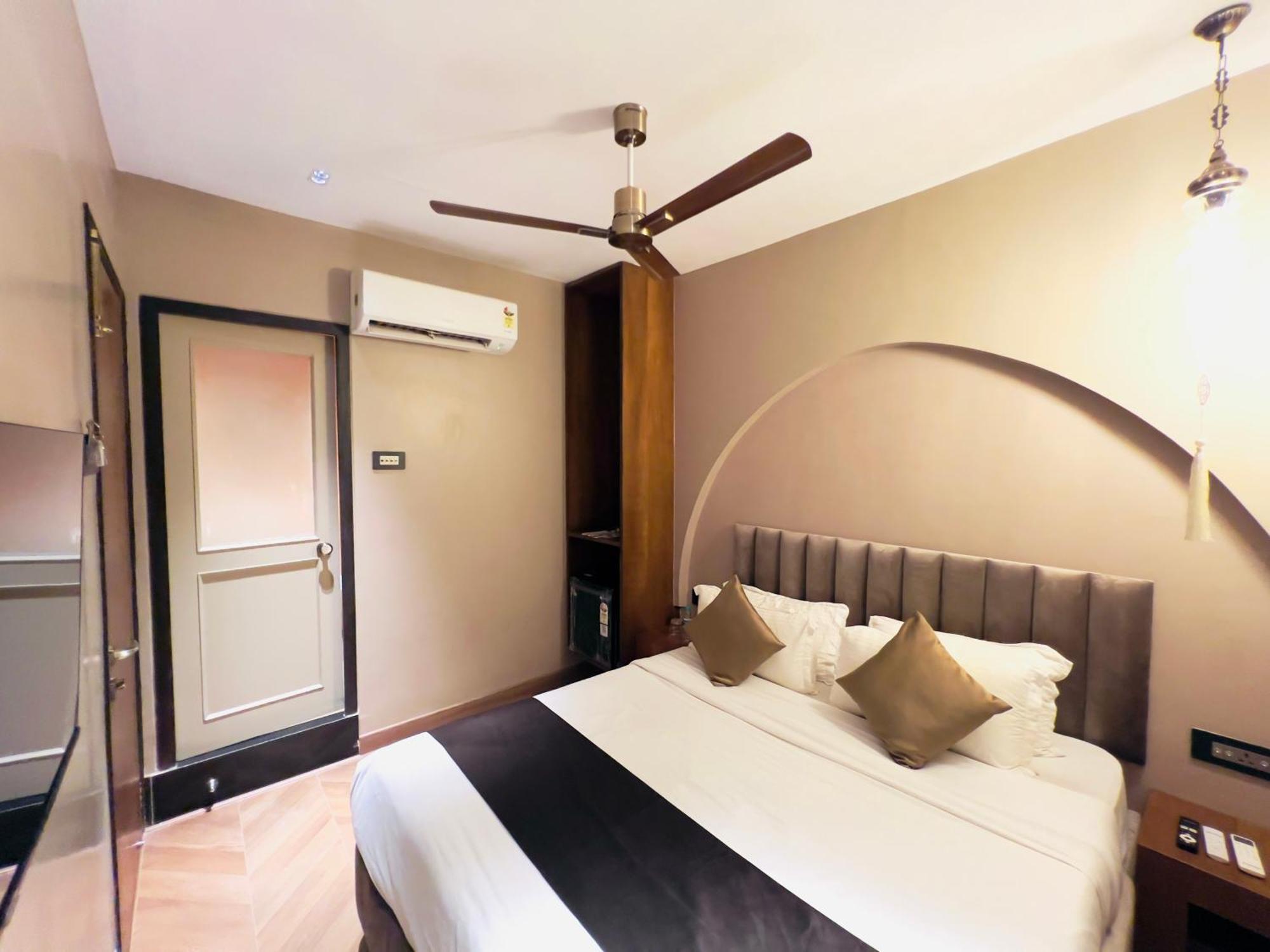 Hotel White Pearl - Colaba 3*