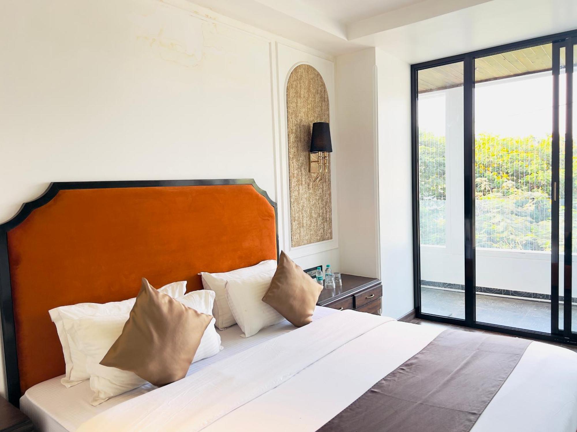 Hotel White Pearl - Colaba 3*